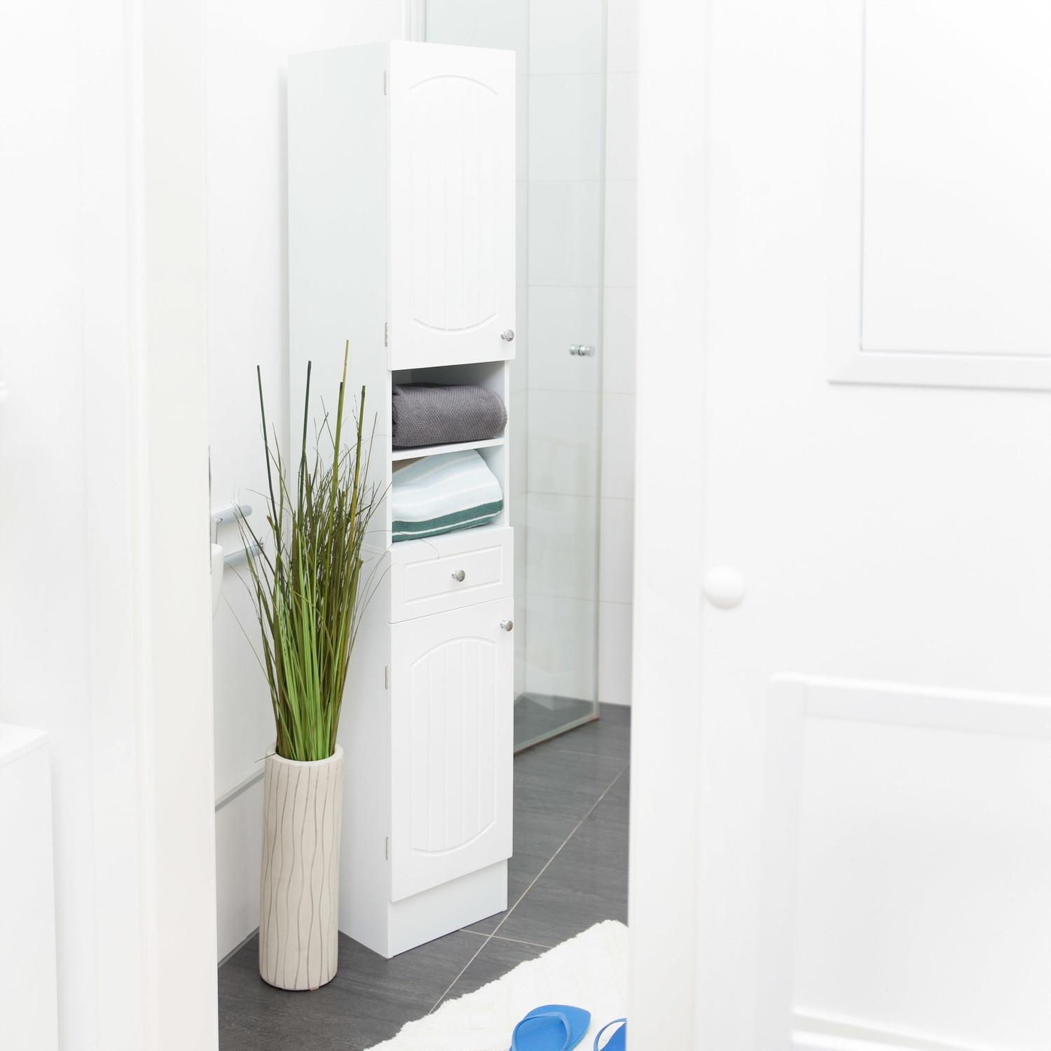 B2X Badezimmer mit hohem Schrank