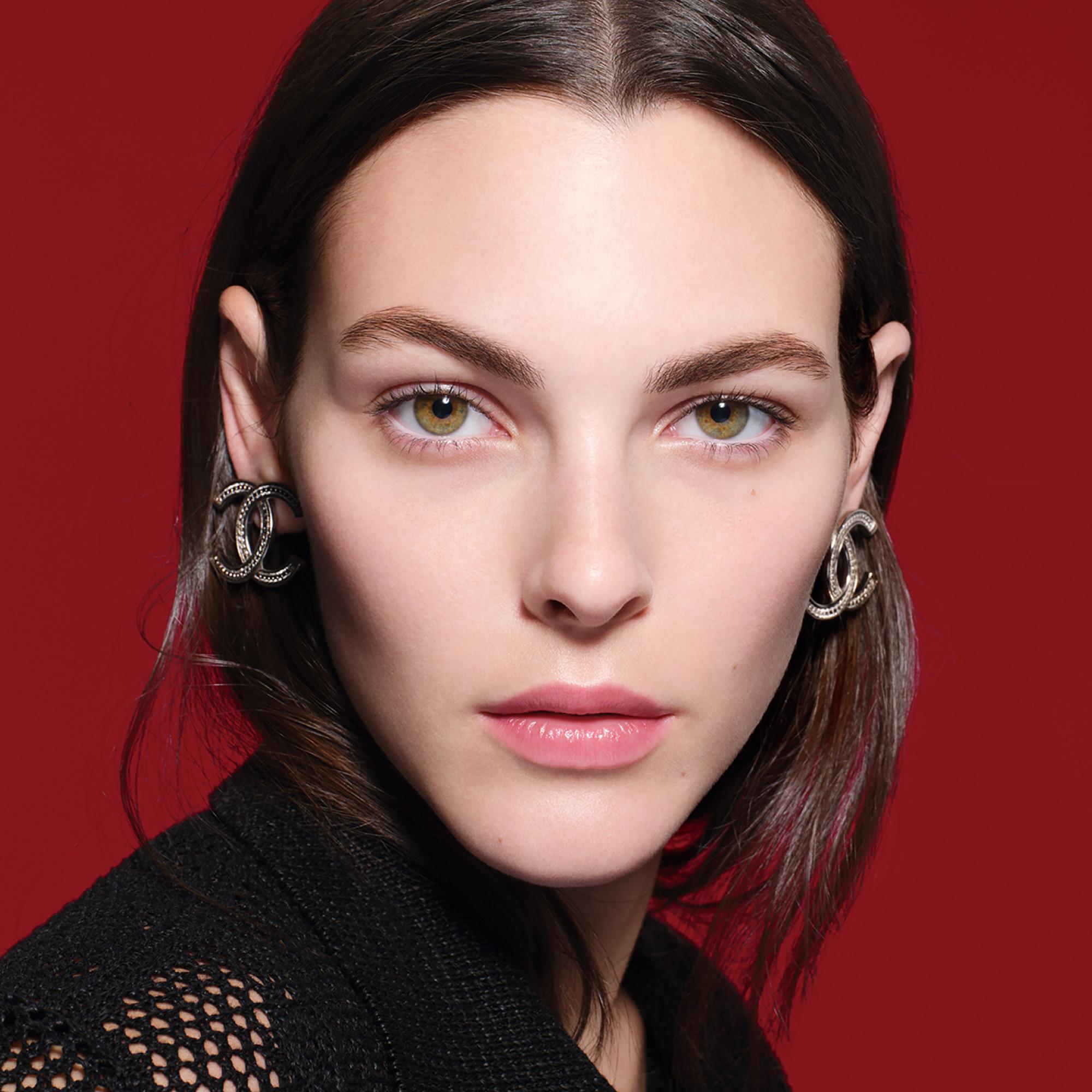 CHANEL N°1 DE CHANEL REVITALISIERENDE FOUNDATION verleiht leuchtkraft - spendet feuchtigkeit - schützt