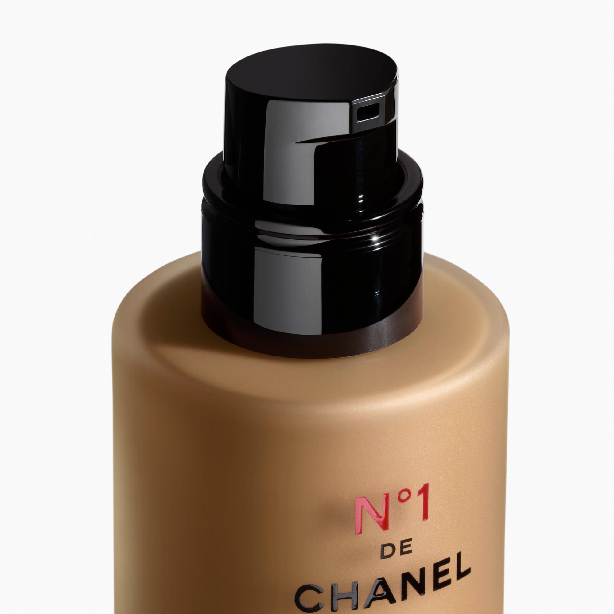 CHANEL N°1 DE CHANEL REVITALISIERENDE FOUNDATION verleiht leuchtkraft - spendet feuchtigkeit - schützt