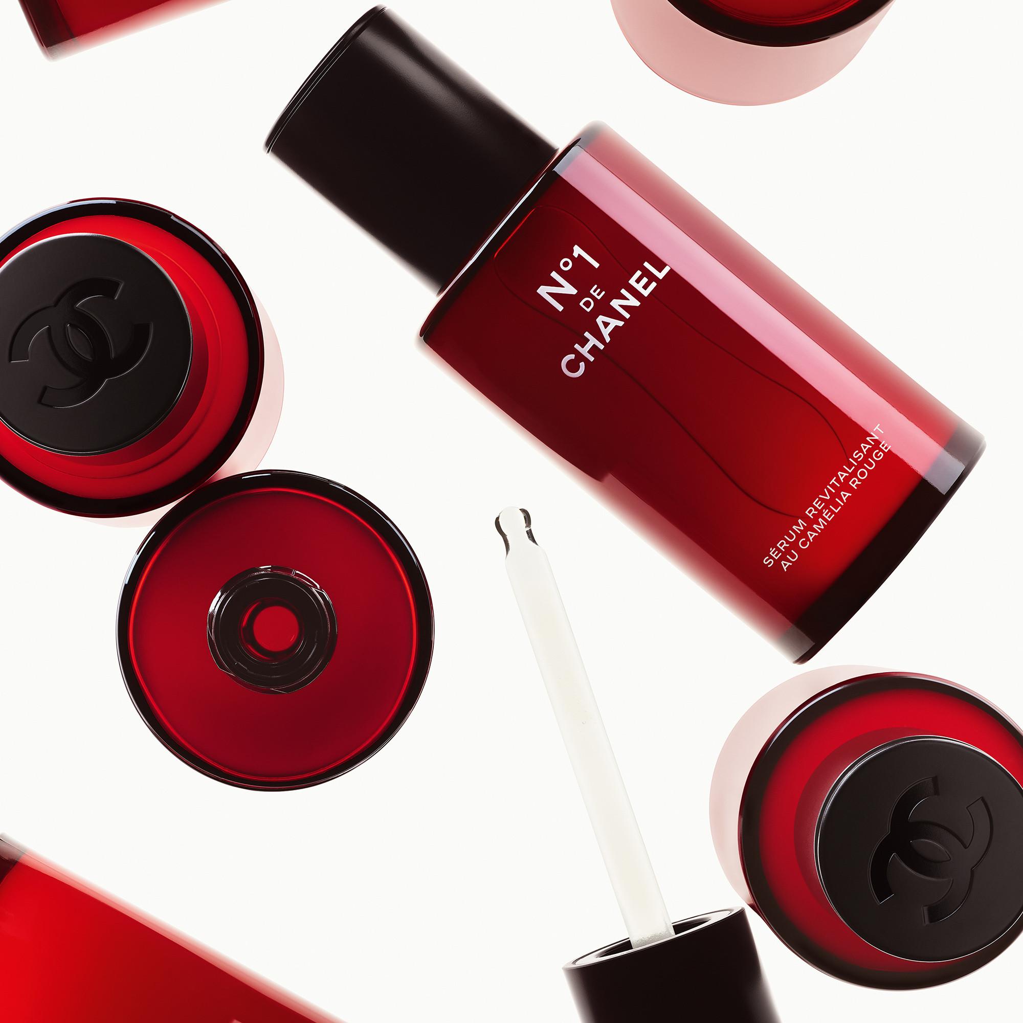 CHANEL N°1 DE CHANEL REVITALISIERENDES SERUM glättet und schenkt leuchtkraft – für jünger aussehende haut