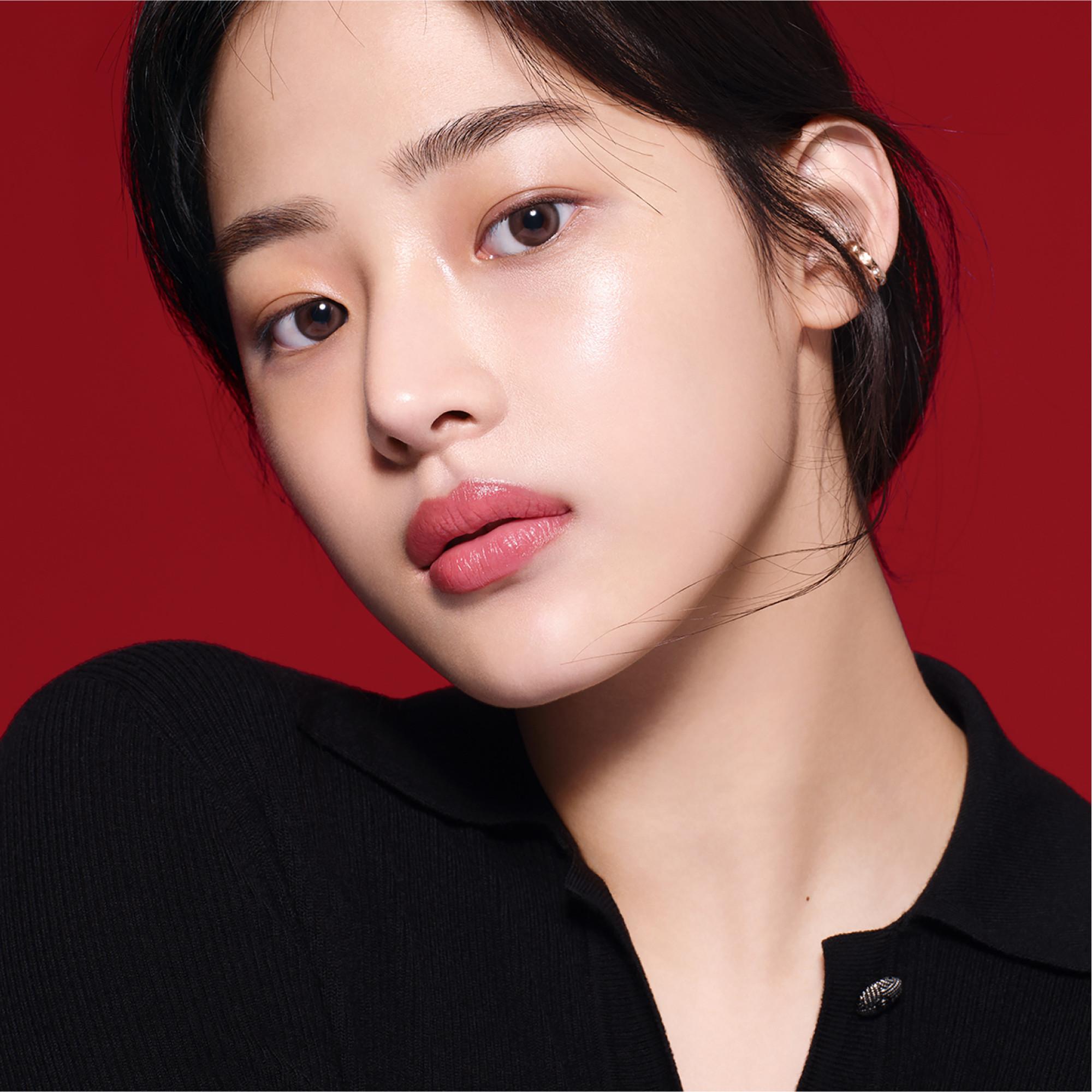 CHANEL N°1 DE CHANEL REVITALISIERENDE FOUNDATION verleiht leuchtkraft - spendet feuchtigkeit - schützt