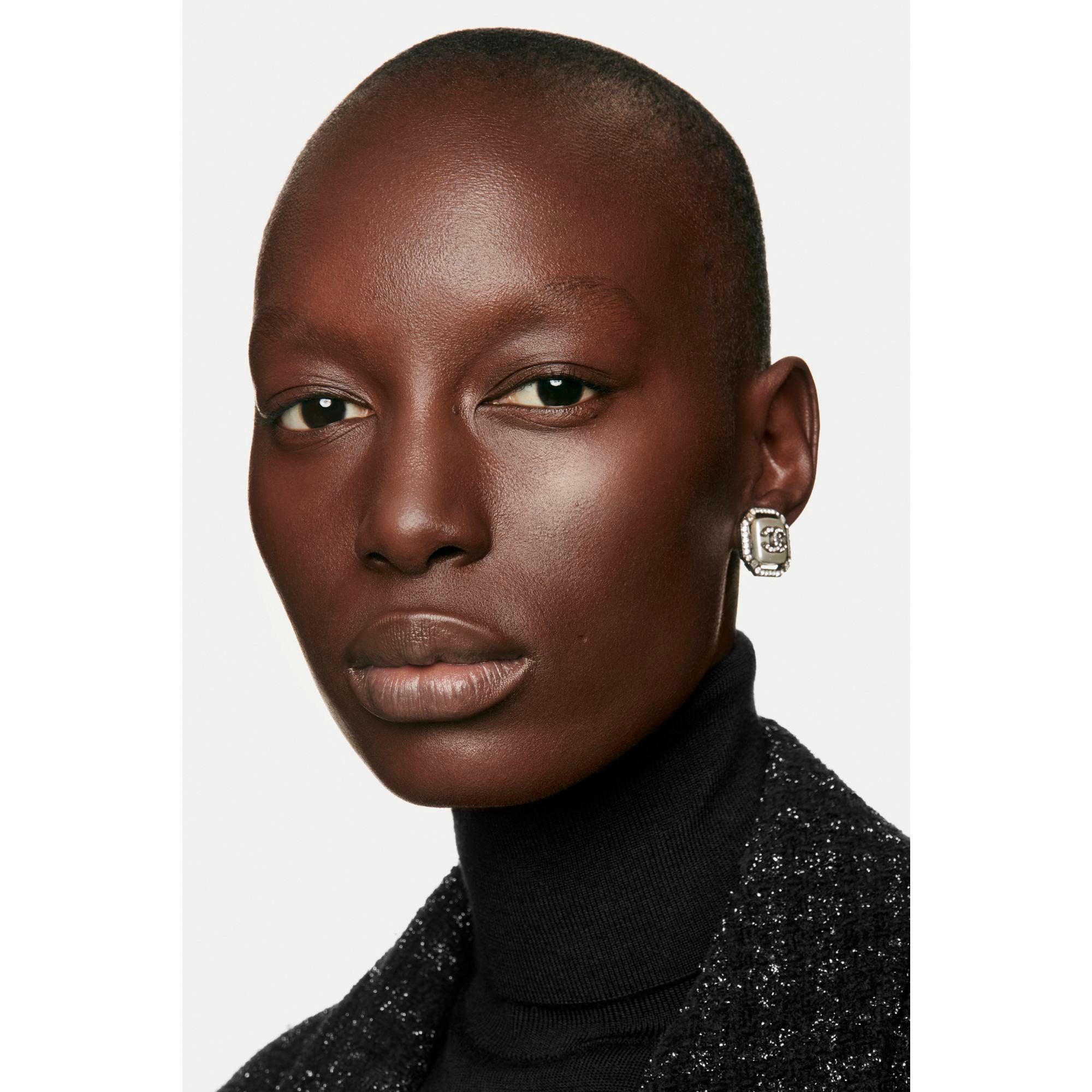 CHANEL N°1 DE CHANEL REVITALISIERENDE FOUNDATION verleiht leuchtkraft - spendet feuchtigkeit - schützt