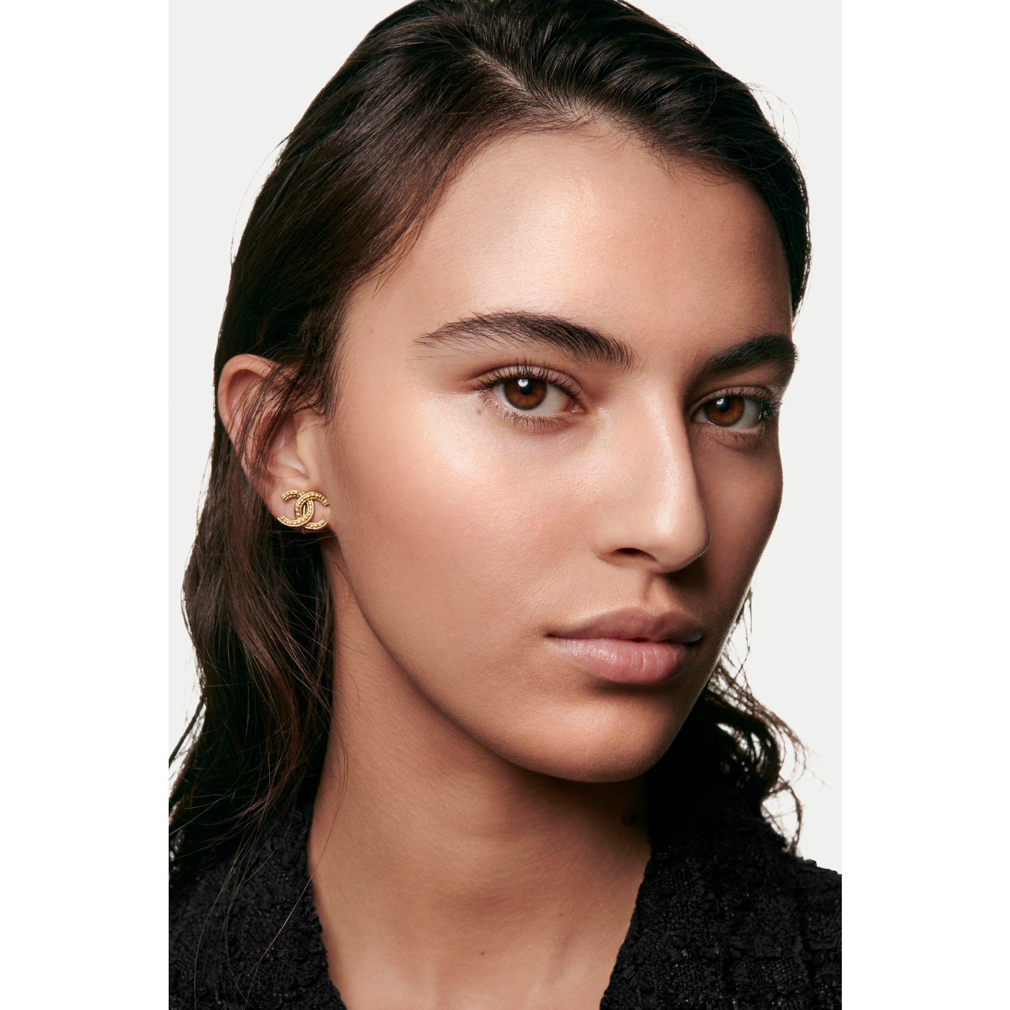 CHANEL N°1 DE CHANEL REVITALISIERENDE FOUNDATION verleiht leuchtkraft - spendet feuchtigkeit - schützt