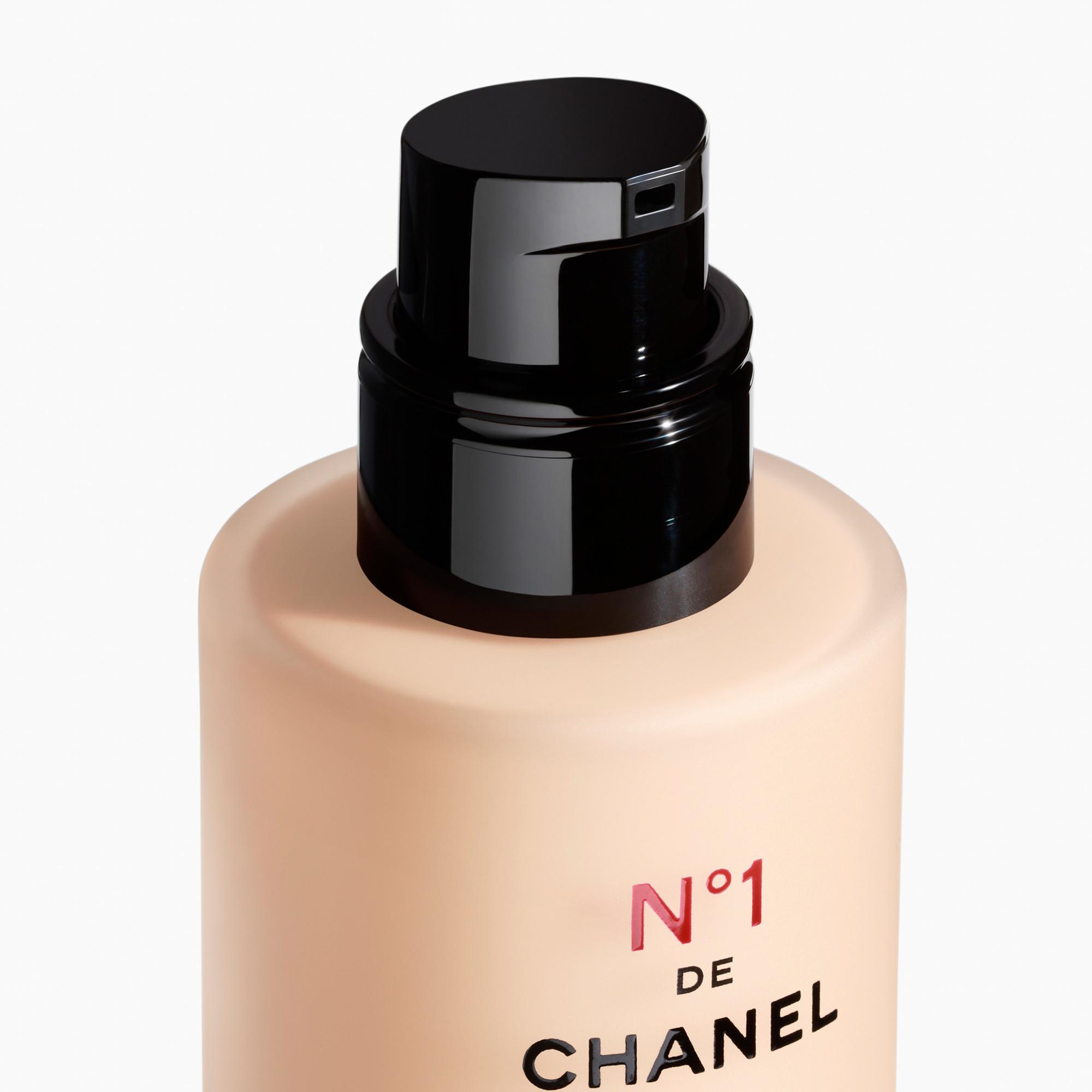 CHANEL N°1 DE CHANEL REVITALISIERENDE FOUNDATION verleiht leuchtkraft - spendet feuchtigkeit - schützt