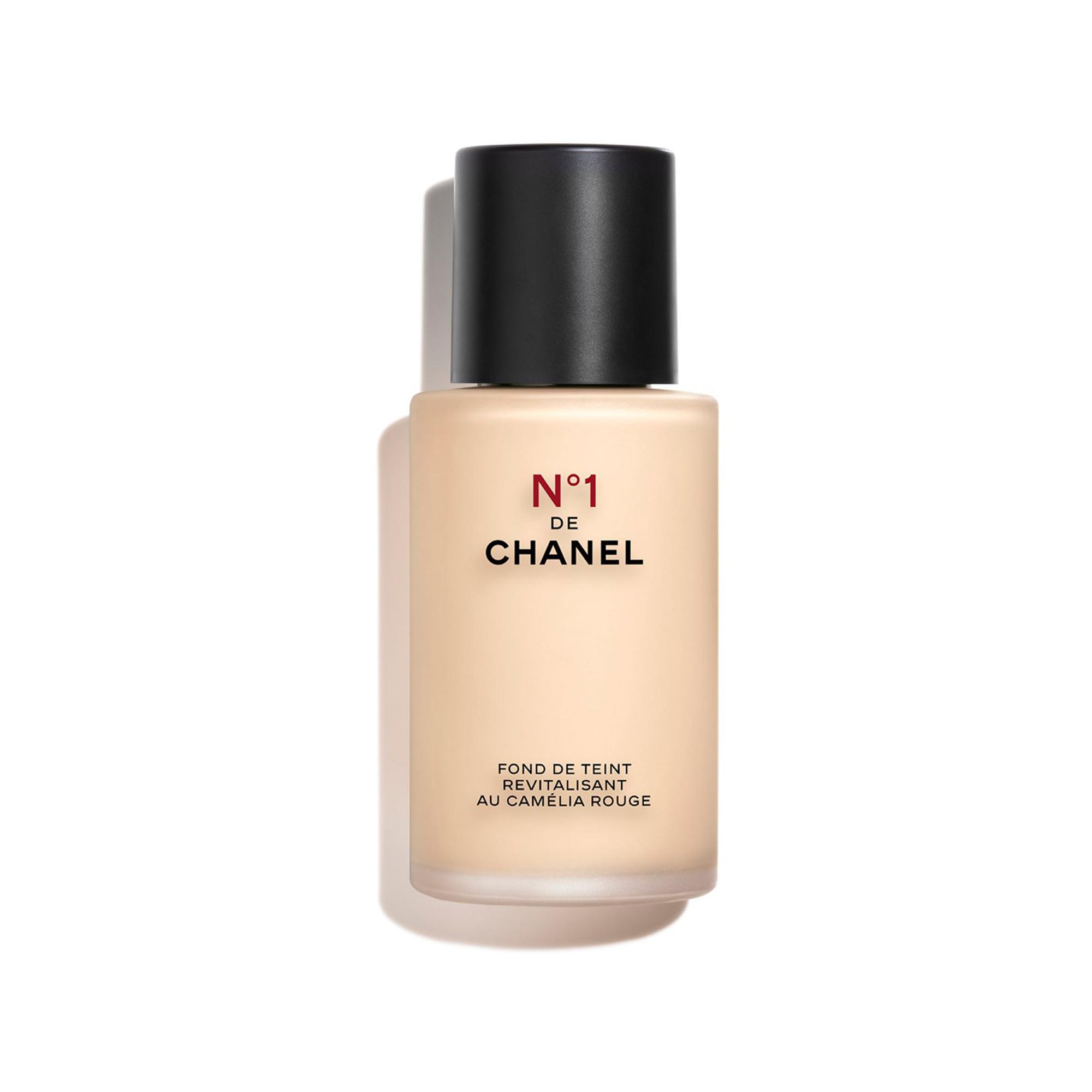 CHANEL N°1 DE CHANEL REVITALISIERENDE FOUNDATION verleiht leuchtkraft - spendet feuchtigkeit - schützt