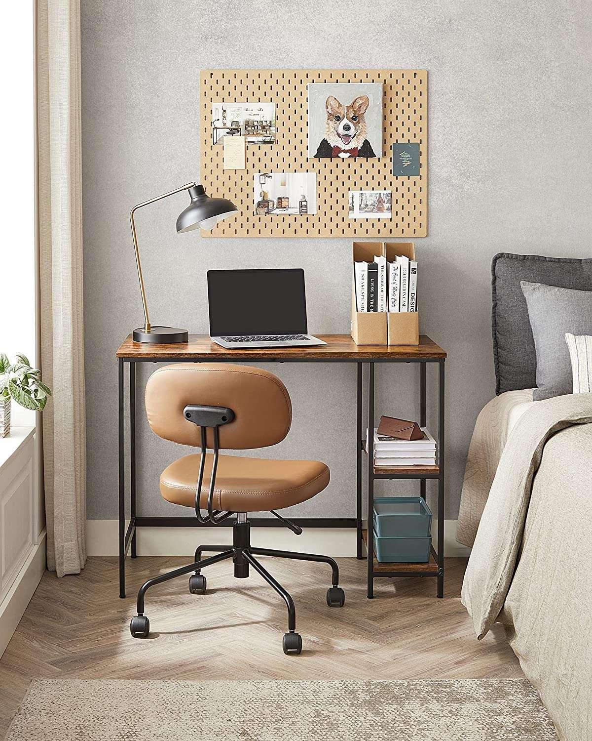 Pricenet Brauner Vintage-Computertisch mit Metallrahmen und Regalen