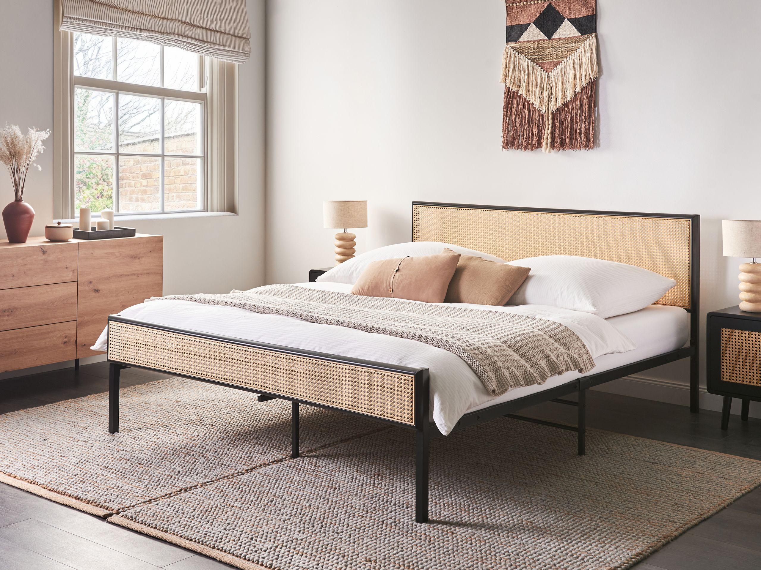 Beliani Bett mit Lattenrost aus Eisen Modern AVANTON