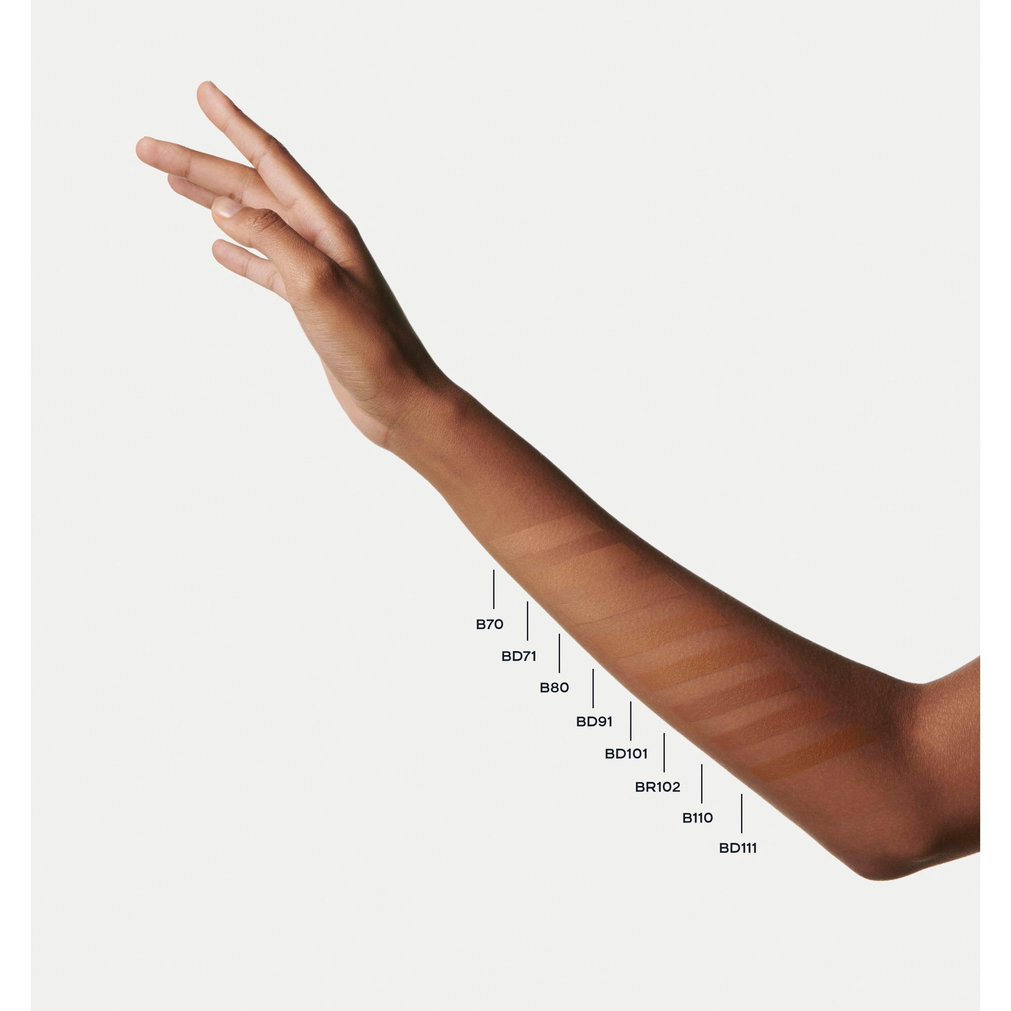 CHANEL N°1 DE CHANEL REVITALISIERENDE FOUNDATION verleiht leuchtkraft - spendet feuchtigkeit - schützt