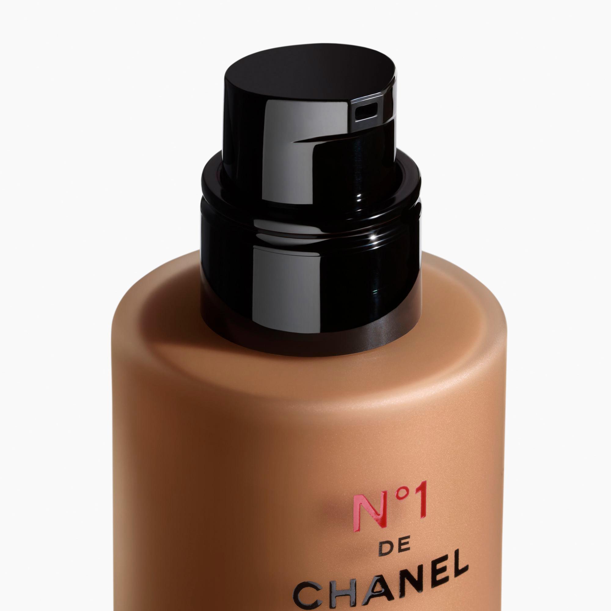 CHANEL N°1 DE CHANEL REVITALISIERENDE FOUNDATION verleiht leuchtkraft - spendet feuchtigkeit - schützt