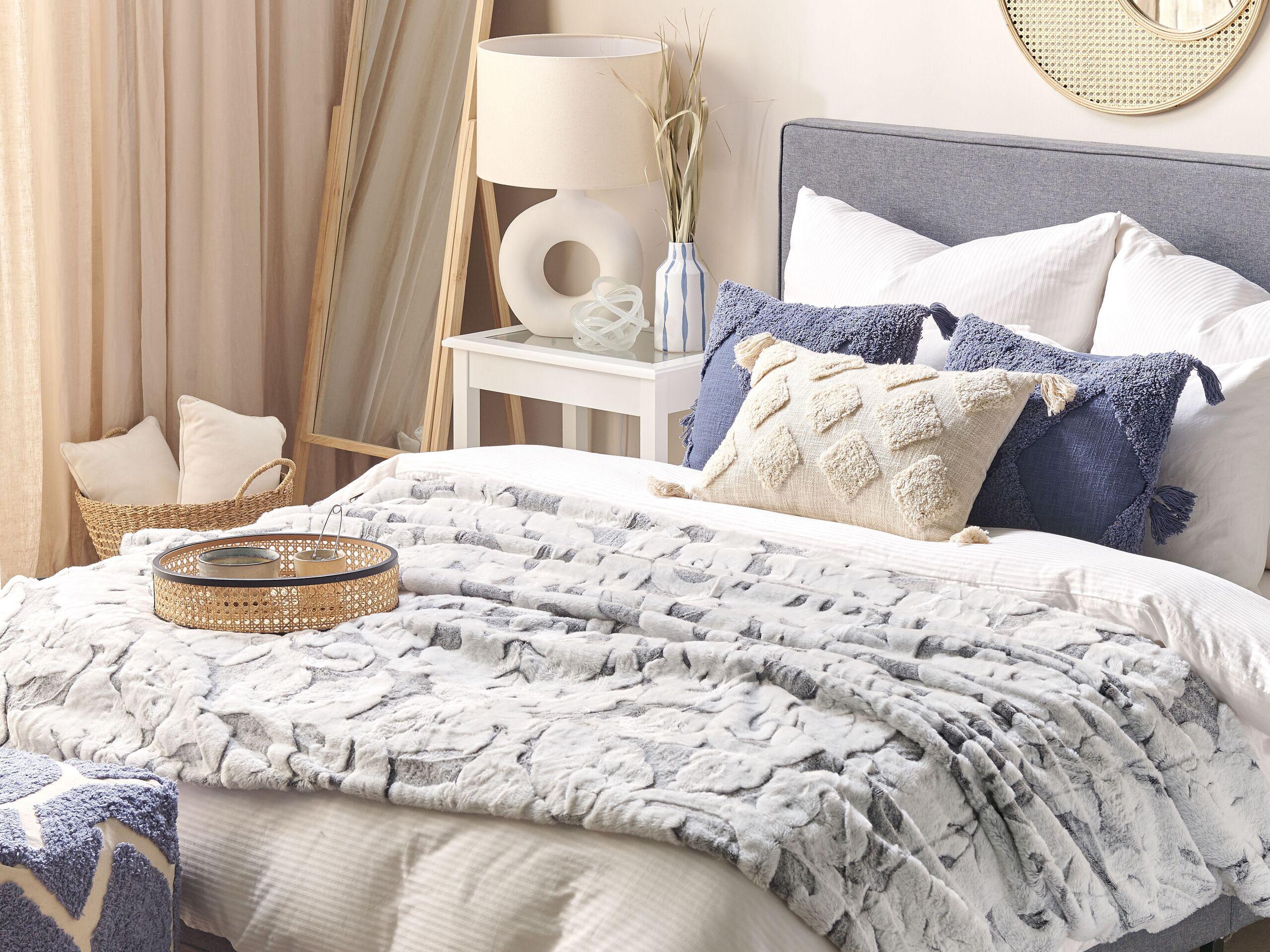 Beliani Kuscheldecke aus Polyester Modern KOSI