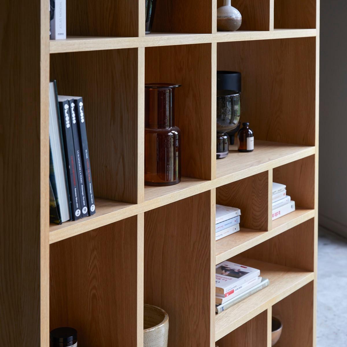 Tikamoon Hohes Bücherregal aus Eiche Eyota
