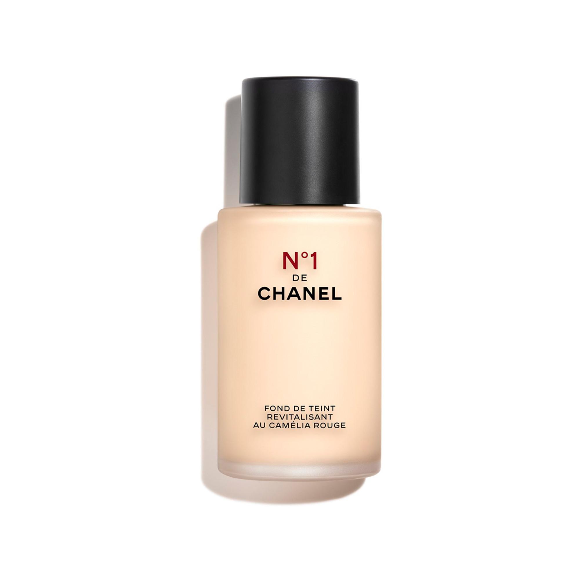 CHANEL N°1 DE CHANEL REVITALISIERENDE FOUNDATION verleiht leuchtkraft - spendet feuchtigkeit - schützt