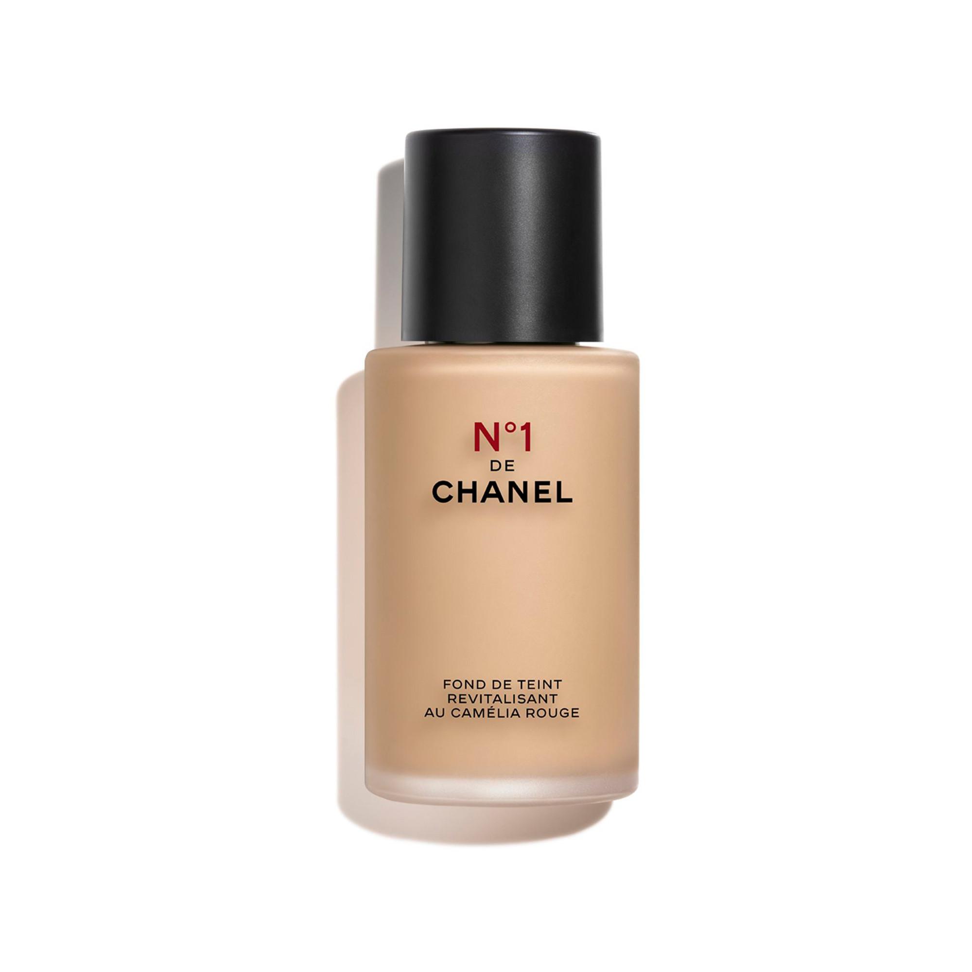 CHANEL N°1 DE CHANEL REVITALISIERENDE FOUNDATION verleiht leuchtkraft - spendet feuchtigkeit - schützt