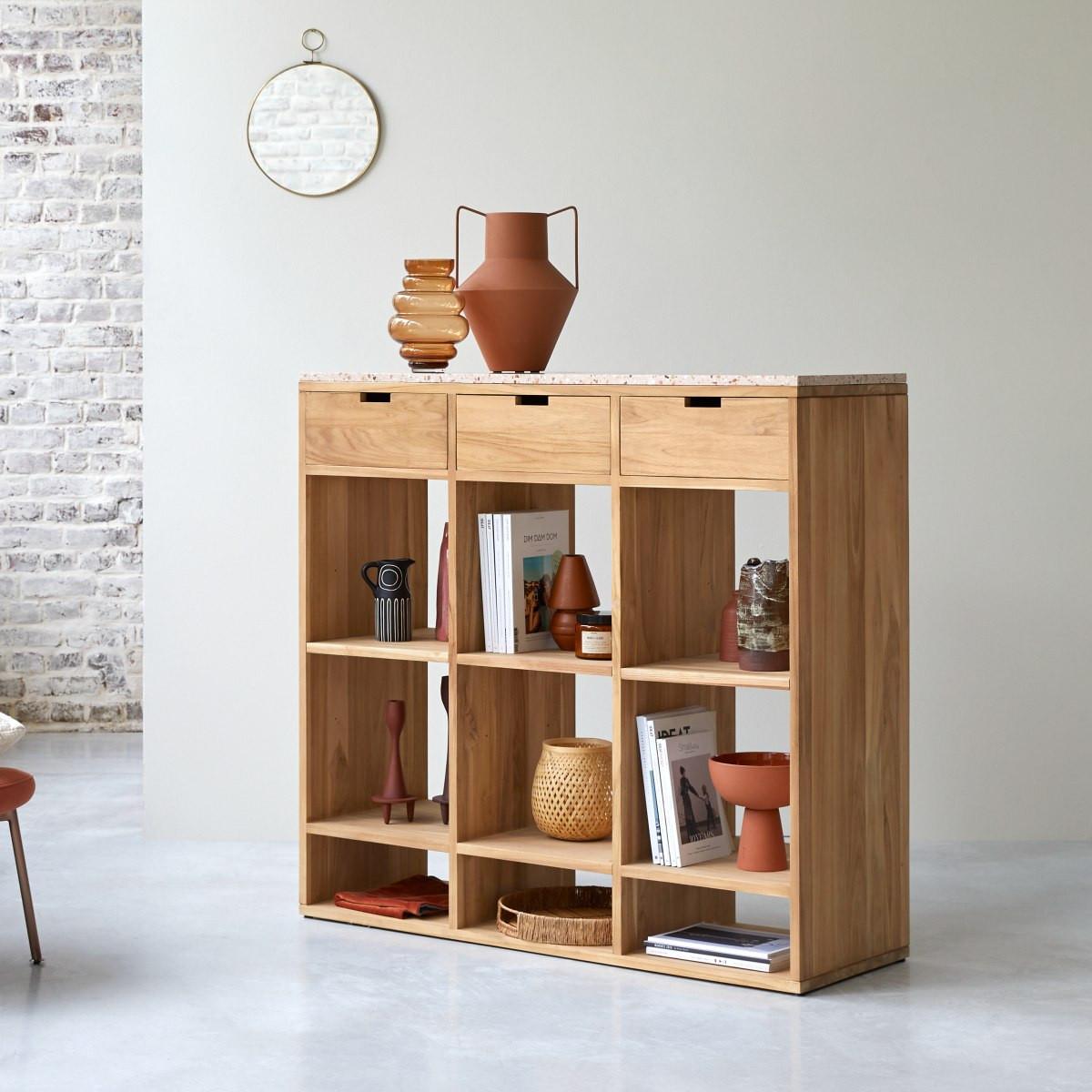 Tikamoon Niedriges Bücherregal aus massivem Teak mit Premium-Terrazzo Pink Miho