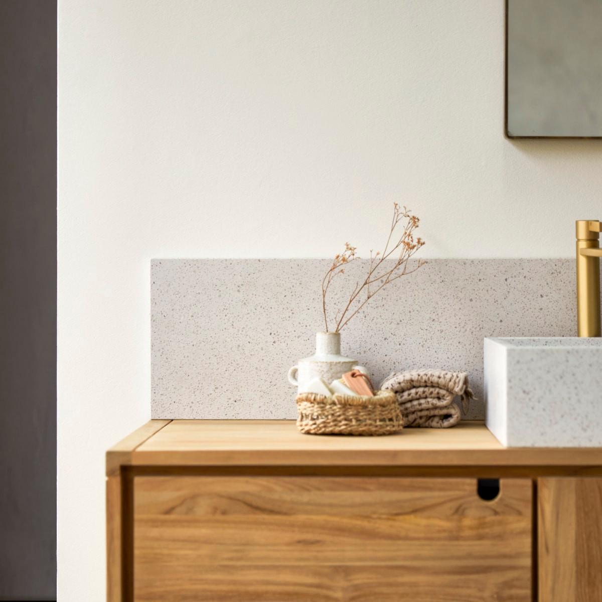 Tikamoon Fliesenspiegel aus Premium-Terrazzo White 120 cm Ava
