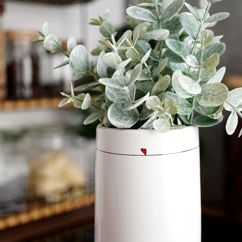 Orion Weiße Keramikvase mit dezentem floralen Herzmotiv