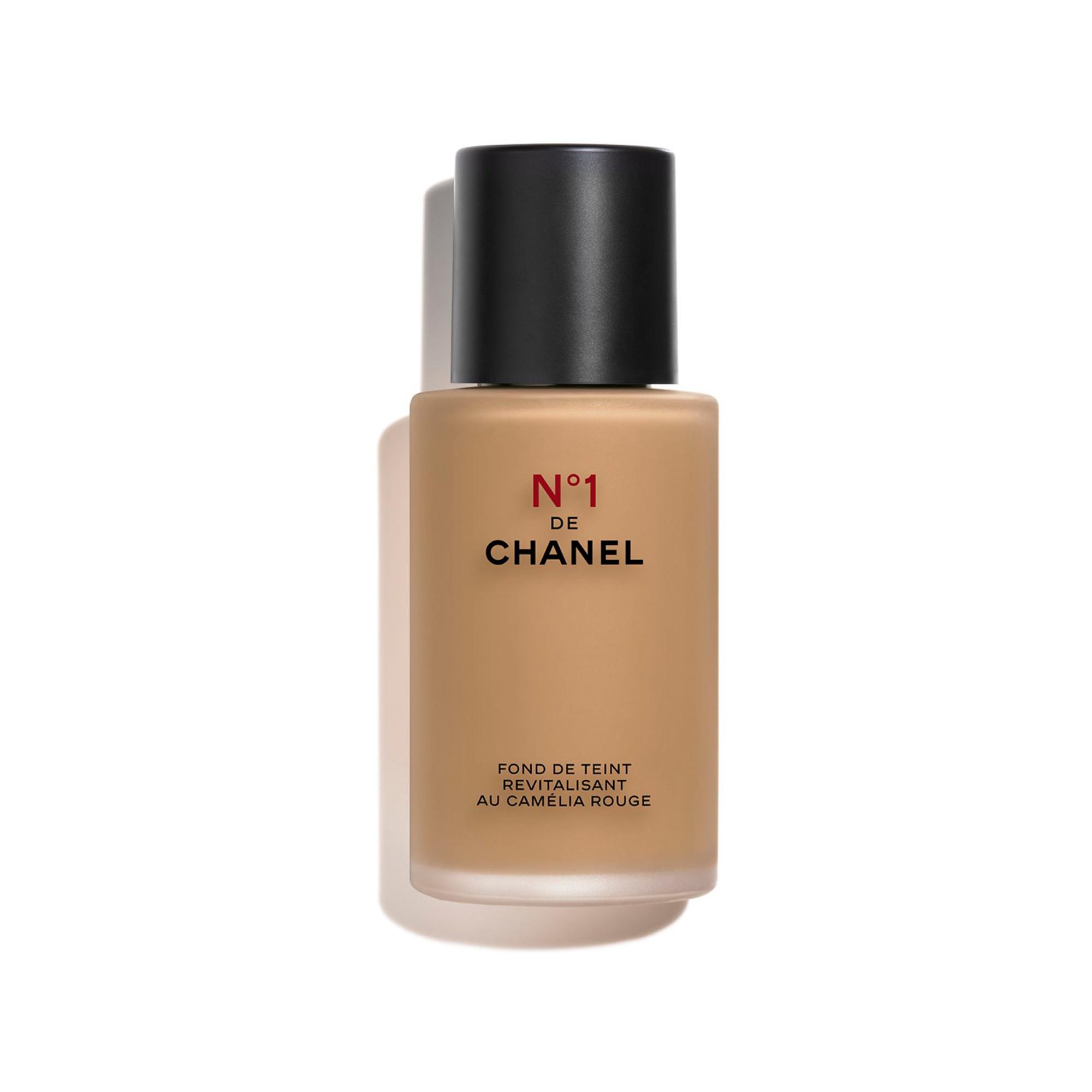 CHANEL N°1 DE CHANEL REVITALISIERENDE FOUNDATION verleiht leuchtkraft - spendet feuchtigkeit - schützt