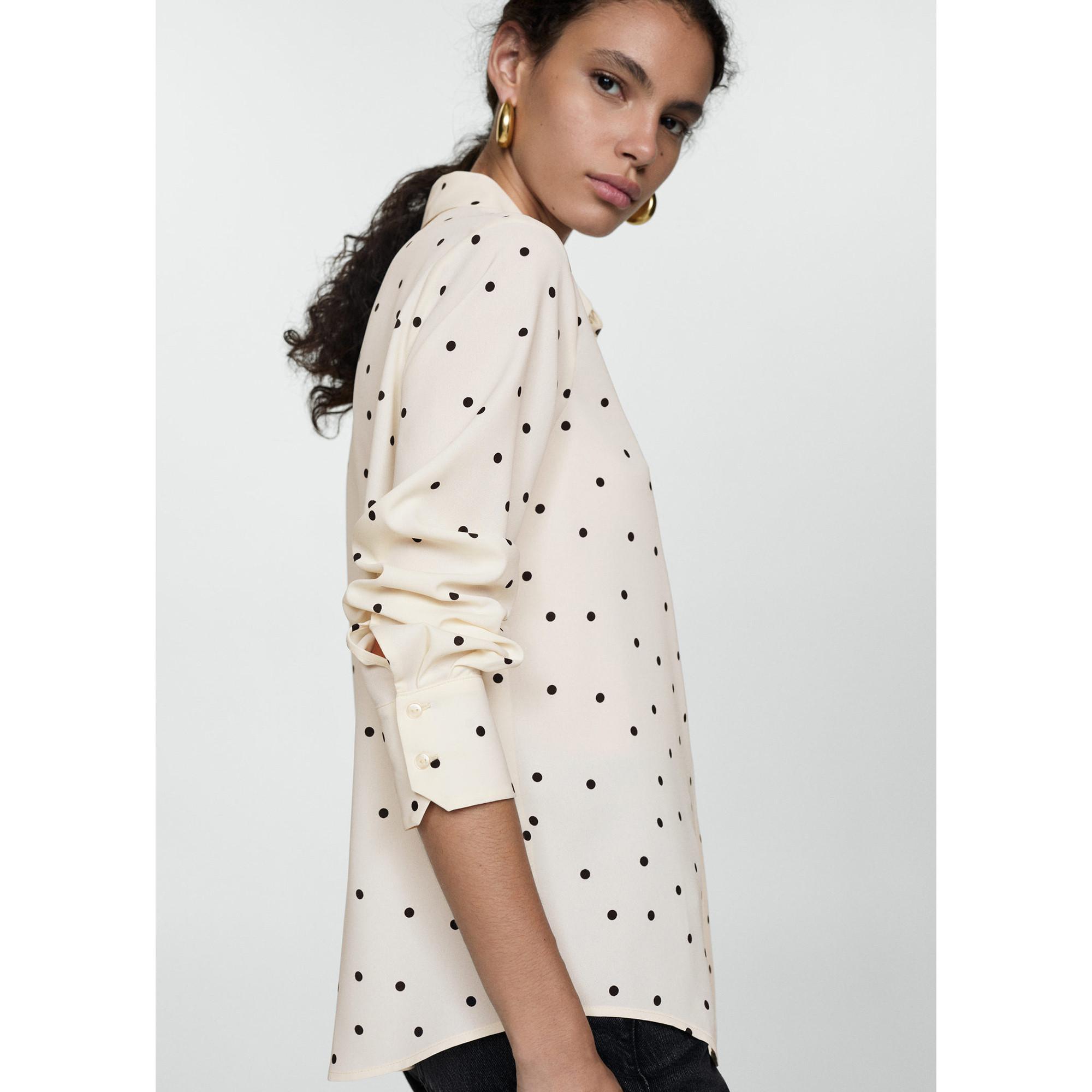 MANGO BASIC Gepunktete Langarmbluse