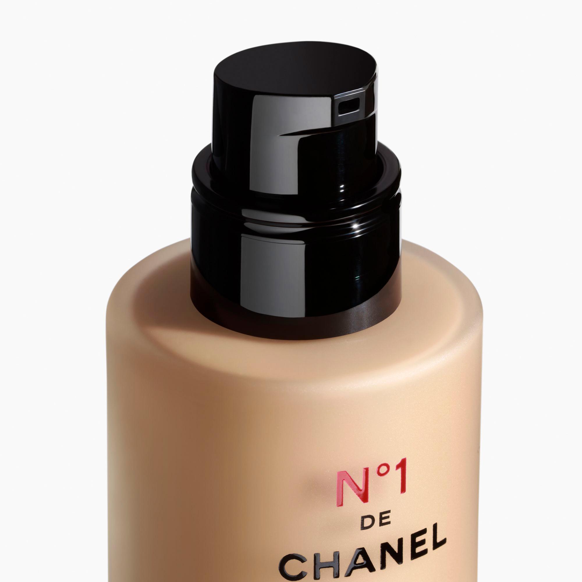 CHANEL N°1 DE CHANEL REVITALISIERENDE FOUNDATION verleiht leuchtkraft - spendet feuchtigkeit - schützt