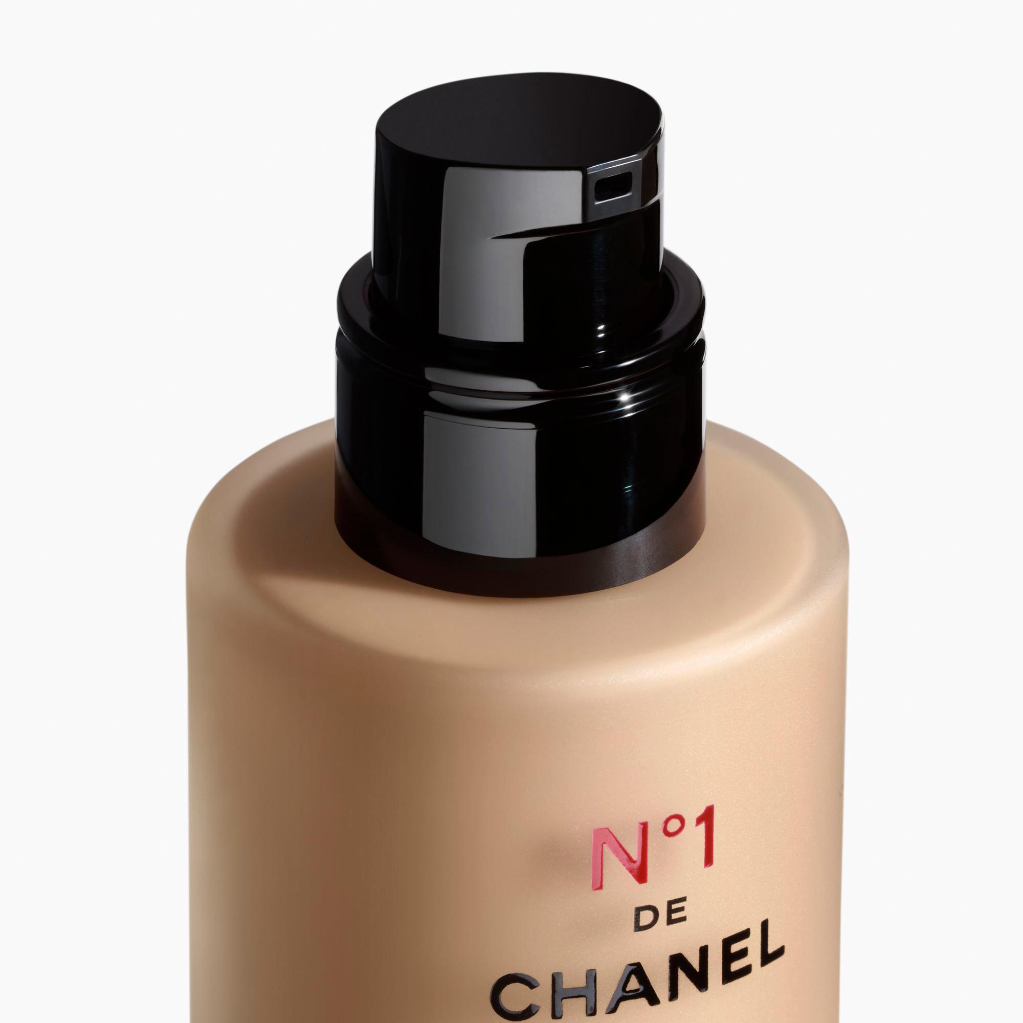 CHANEL N°1 DE CHANEL REVITALISIERENDE FOUNDATION verleiht leuchtkraft - spendet feuchtigkeit - schützt