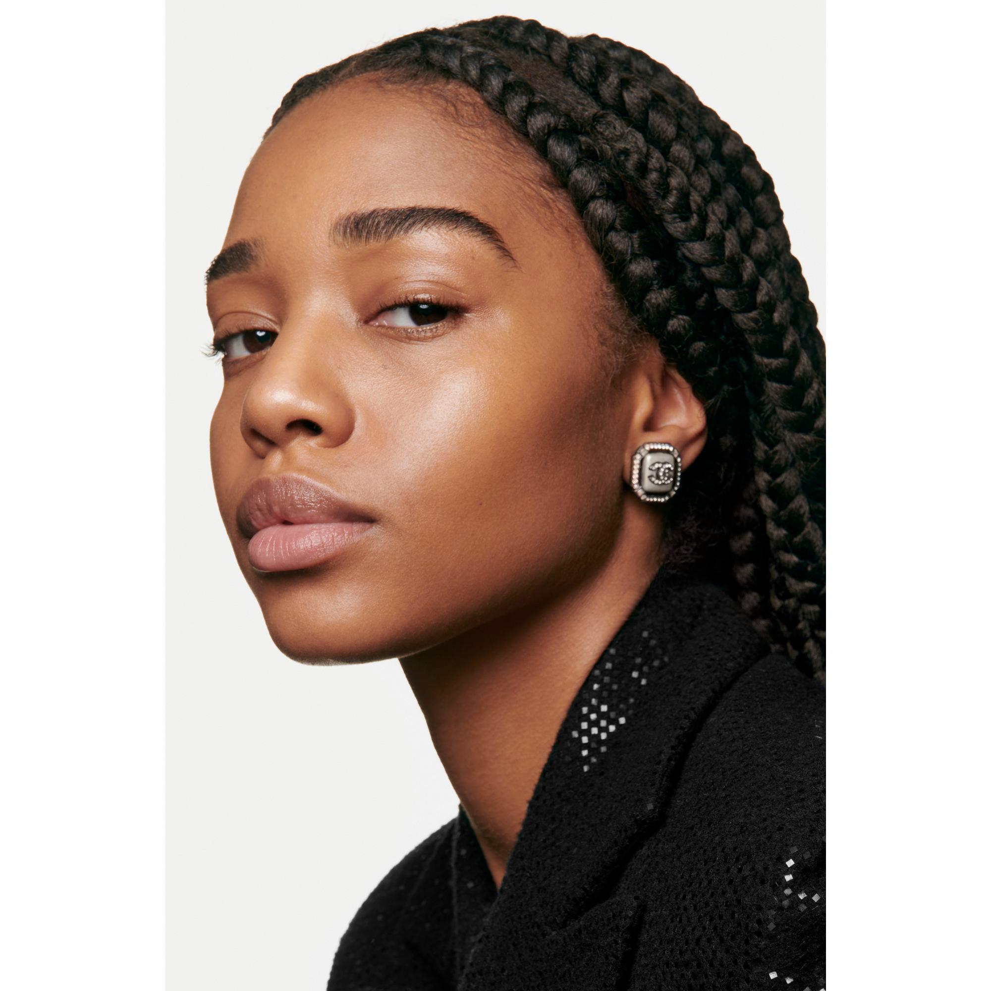 CHANEL N°1 DE CHANEL REVITALISIERENDE FOUNDATION verleiht leuchtkraft - spendet feuchtigkeit - schützt