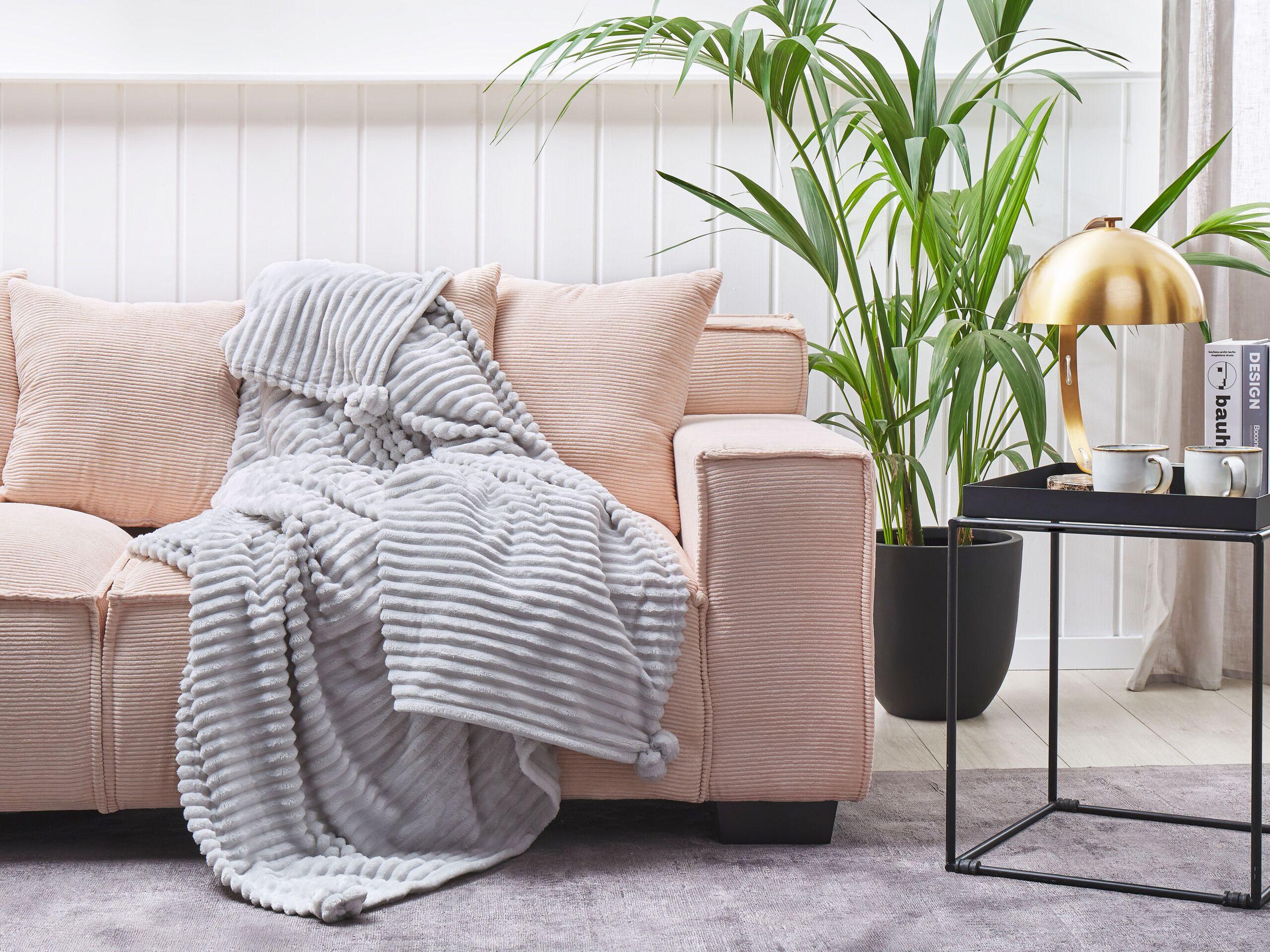 Beliani Kuscheldecke aus Polyester Modern KAWERI