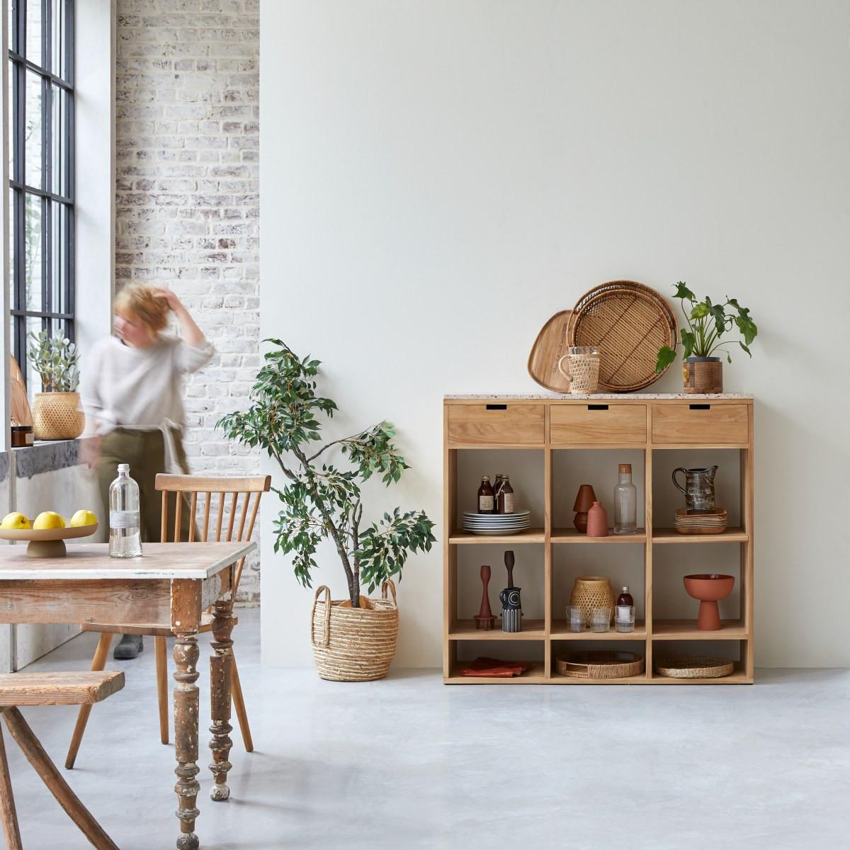 Tikamoon Niedriges Bücherregal aus massivem Teak mit Premium-Terrazzo Pink Miho