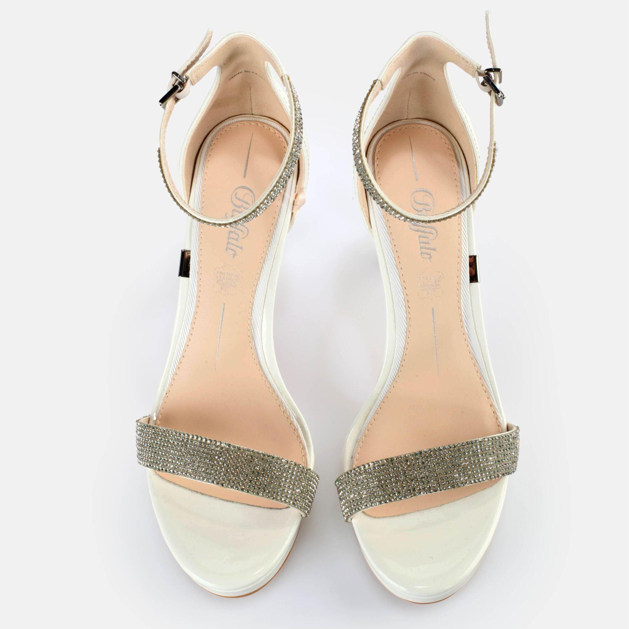 Buffalo pumps Mary Belle