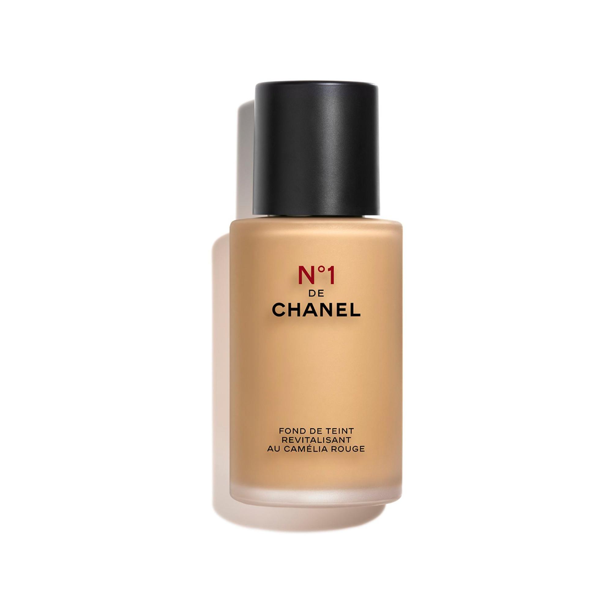 CHANEL N°1 DE CHANEL REVITALISIERENDE FOUNDATION verleiht leuchtkraft - spendet feuchtigkeit - schützt