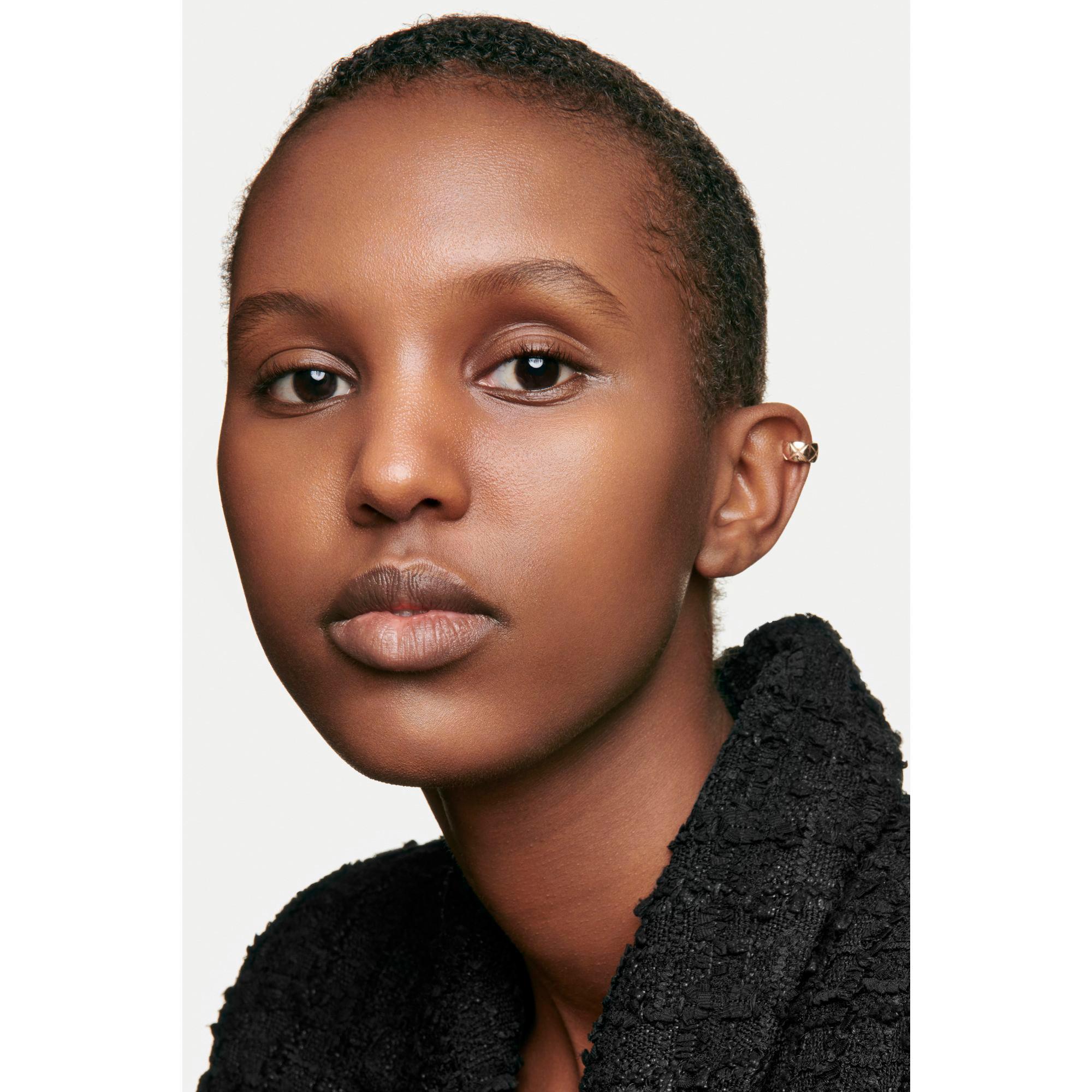 CHANEL N°1 DE CHANEL REVITALISIERENDE FOUNDATION verleiht leuchtkraft - spendet feuchtigkeit - schützt