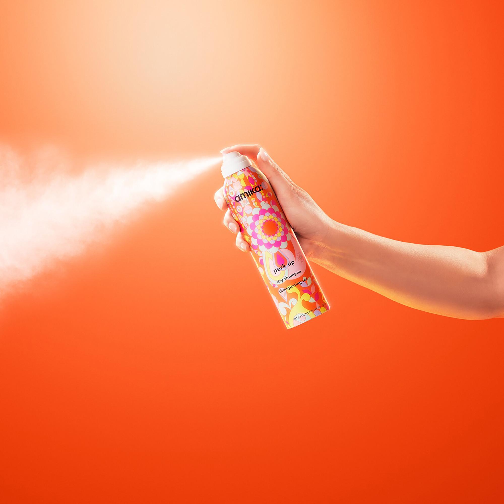amika Perk Up - Talkumfreies Trockenshampoo