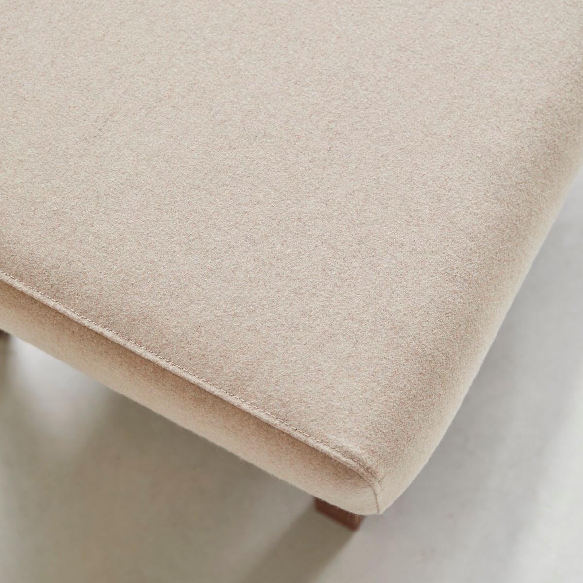 Tikamoon Fußhocker aus massivem Eichenholz und ungebleichter Wolle Bjorn