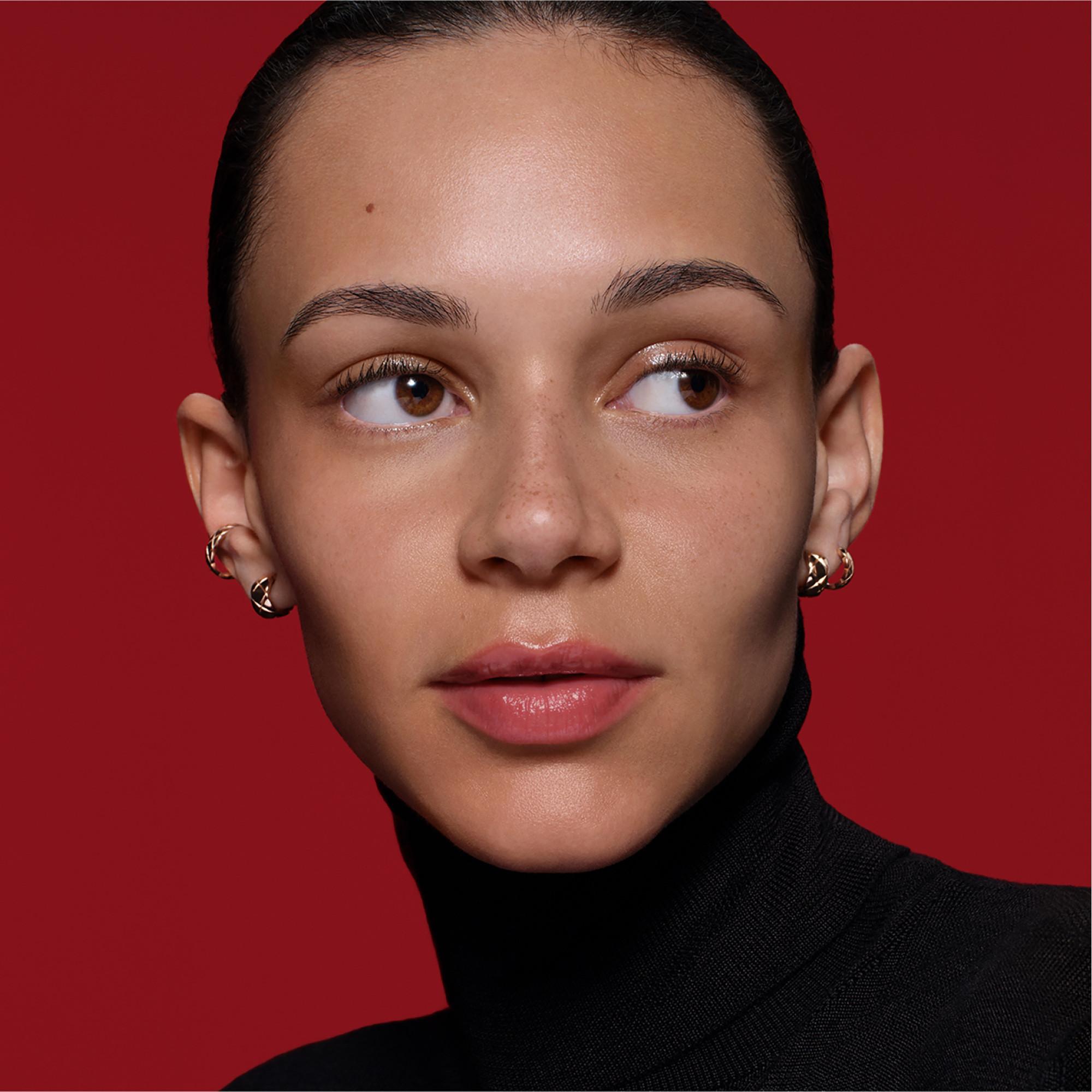 CHANEL N°1 DE CHANEL REVITALISIERENDE FOUNDATION verleiht leuchtkraft - spendet feuchtigkeit - schützt