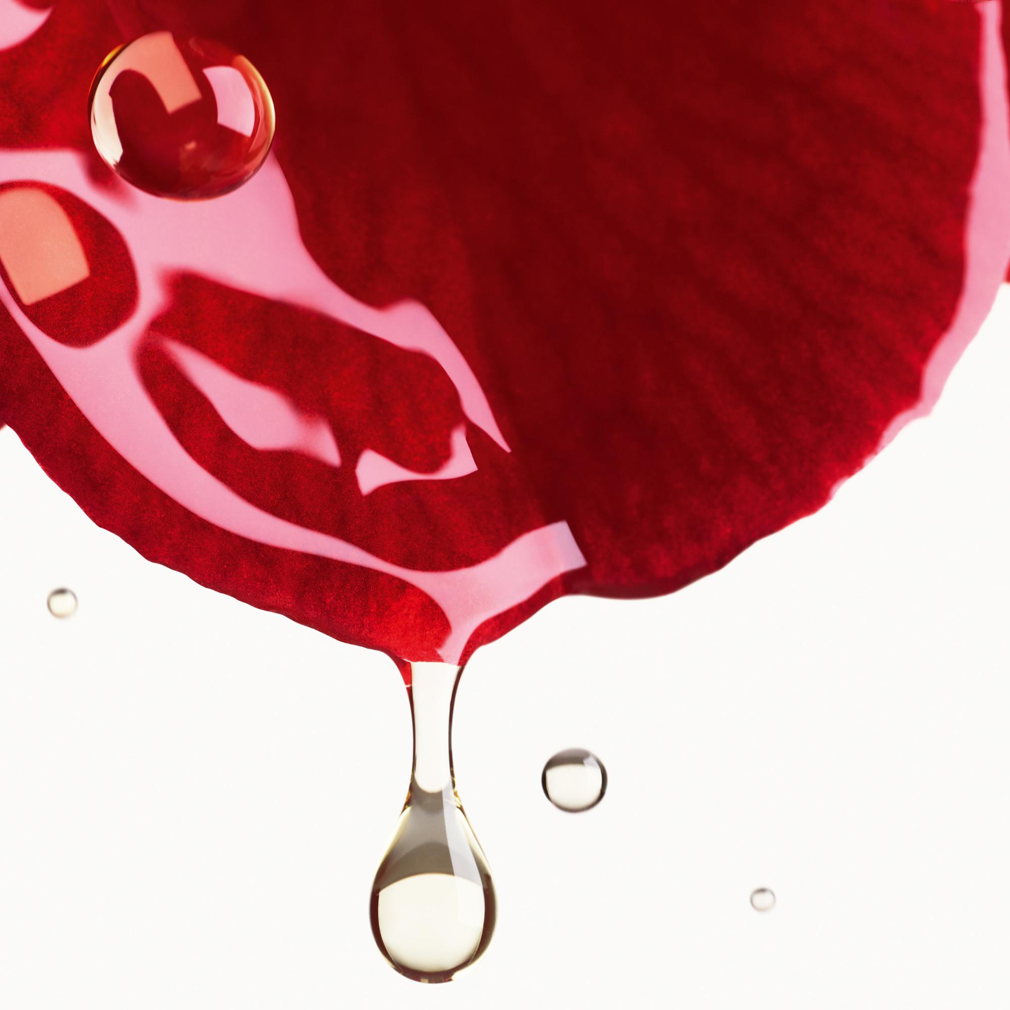 CHANEL N°1 DE CHANEL REVITALISIERENDES SERUM glättet und schenkt leuchtkraft – für jünger aussehende haut