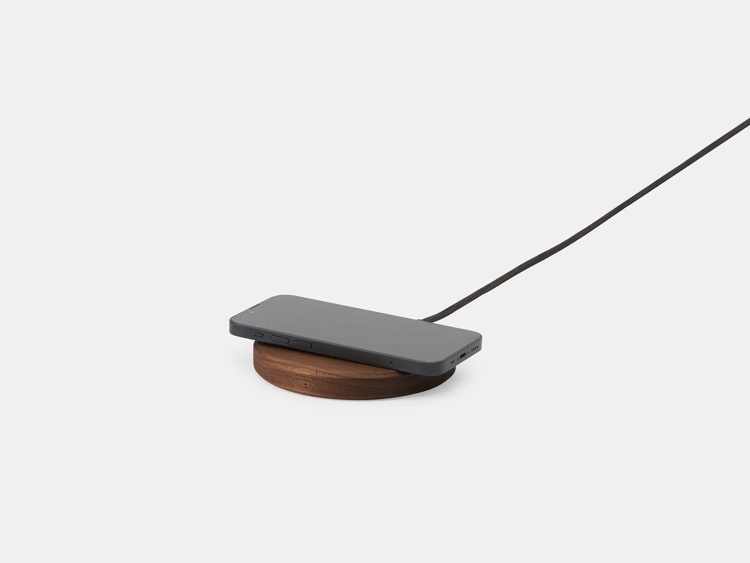 Oakywood Slim Charging Pad - Kabelloses Ladegerät aus Massivholz - Walnuss