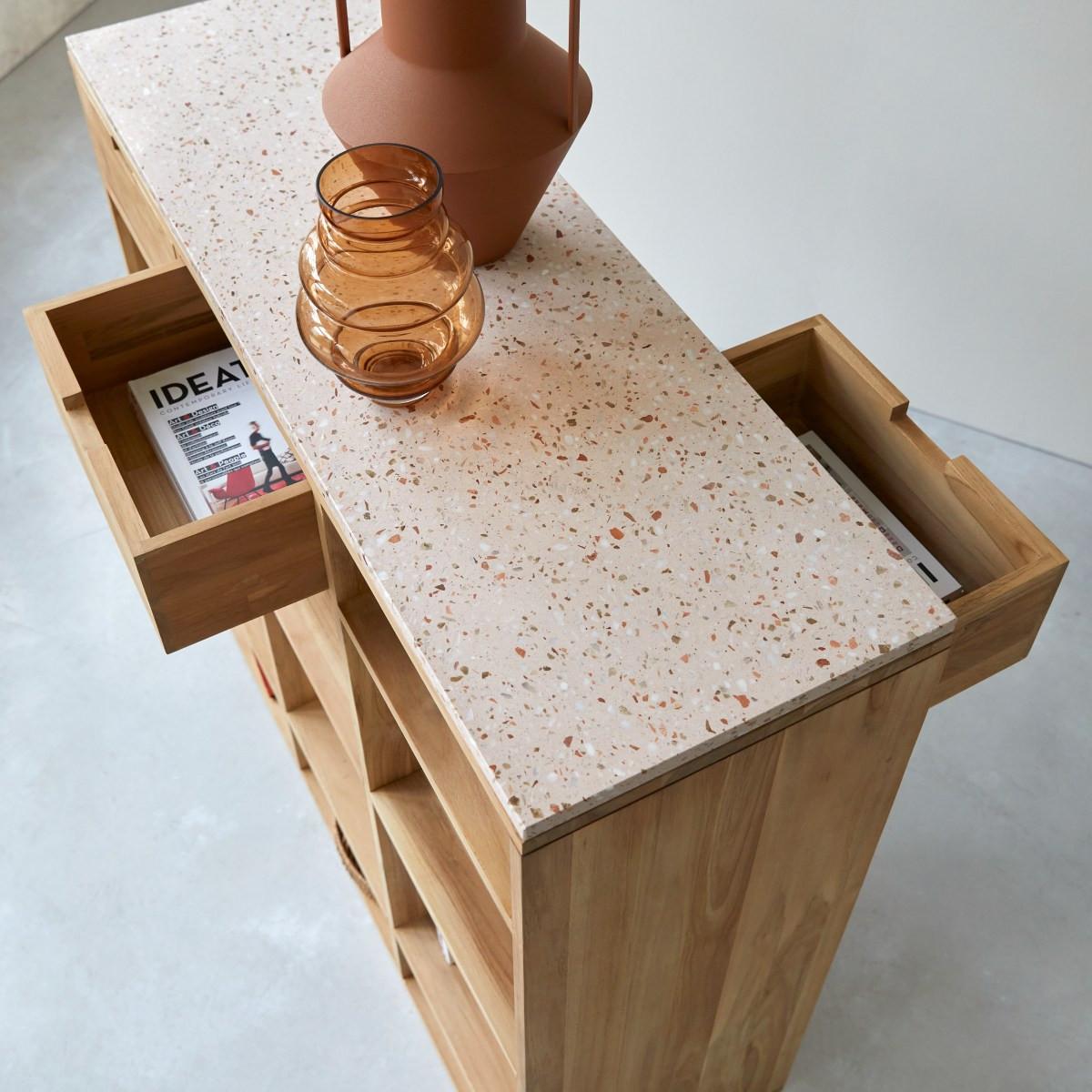 Tikamoon Niedriges Bücherregal aus massivem Teak mit Premium-Terrazzo Pink Miho