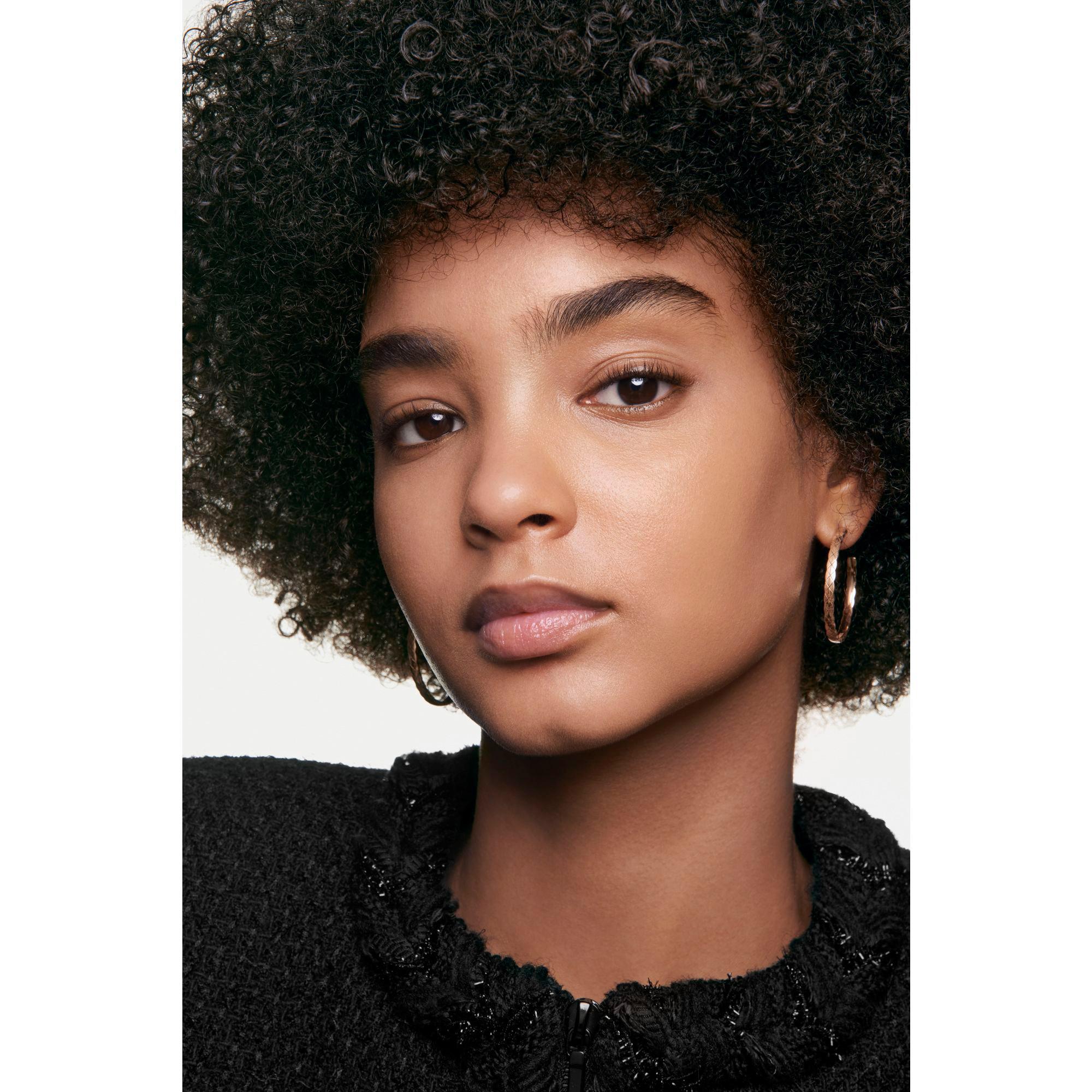 CHANEL N°1 DE CHANEL REVITALISIERENDE FOUNDATION verleiht leuchtkraft - spendet feuchtigkeit - schützt