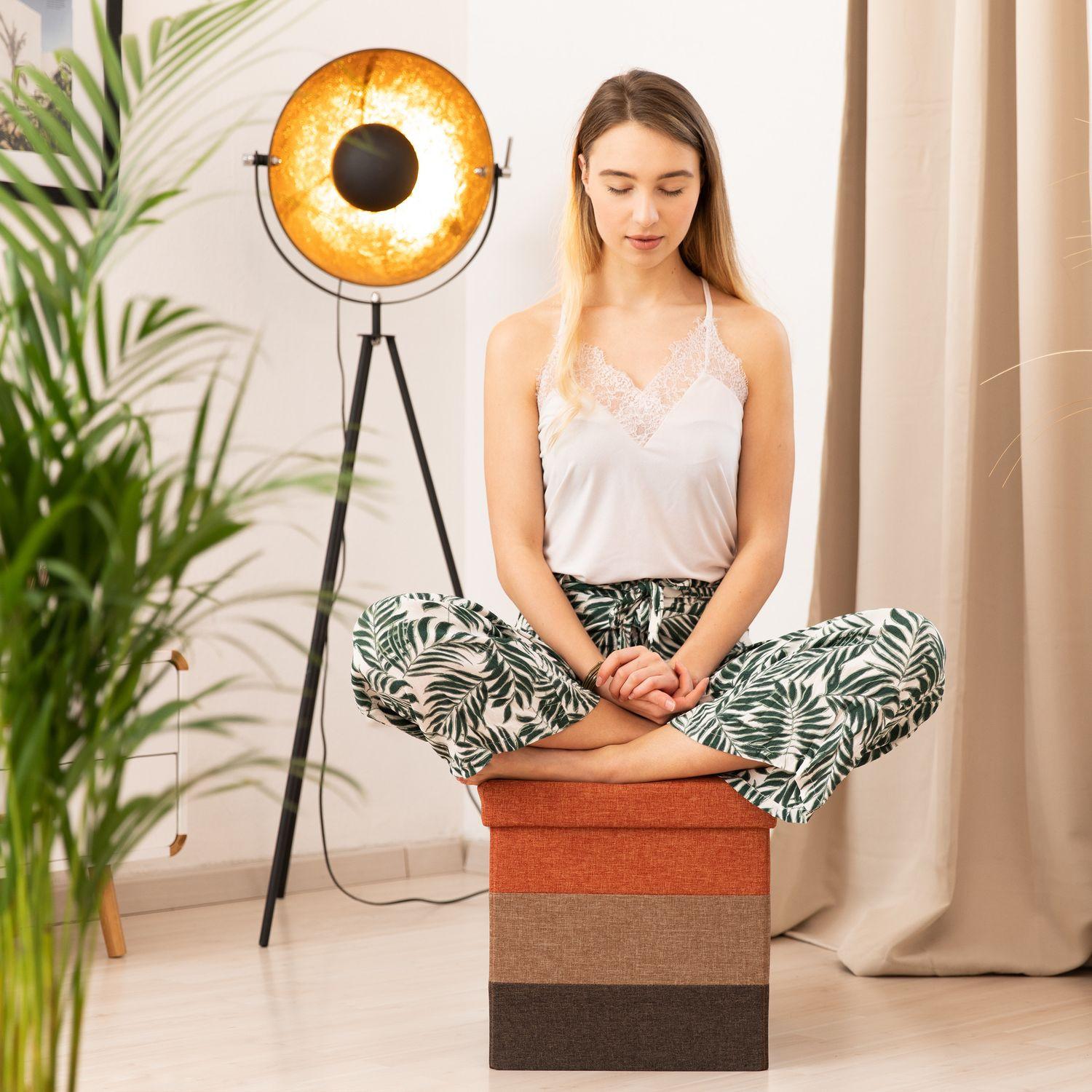 B2X Gepolsterter Hocker mit bunten Streifen