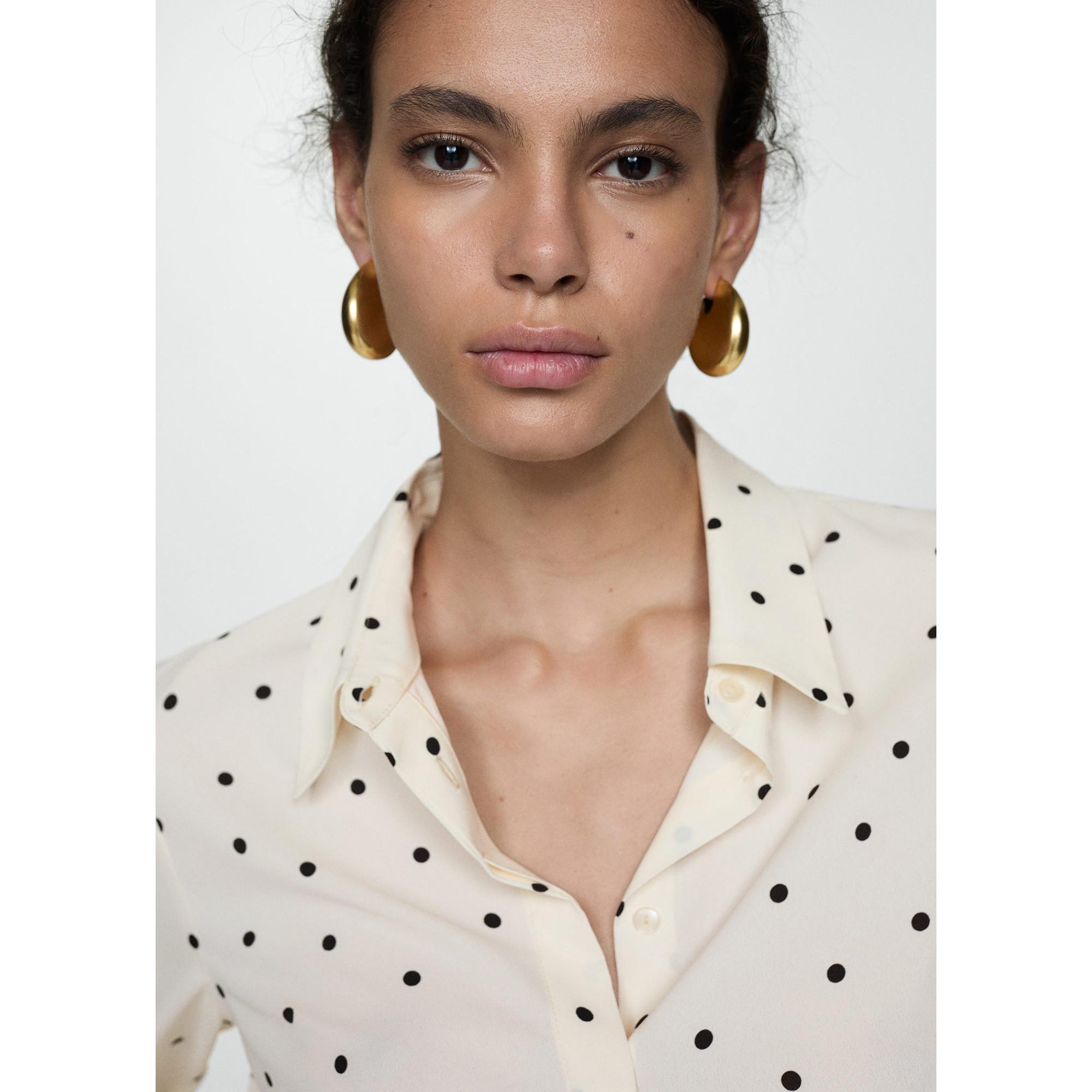 MANGO BASIC Gepunktete Langarmbluse