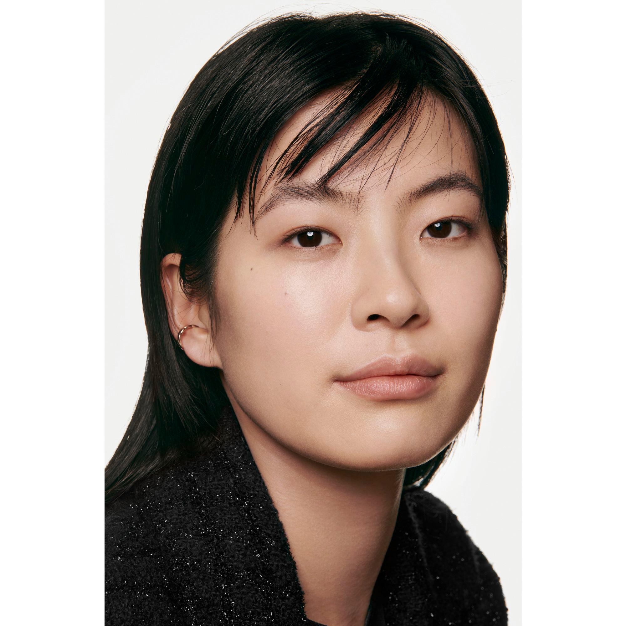 CHANEL N°1 DE CHANEL REVITALISIERENDE FOUNDATION verleiht leuchtkraft - spendet feuchtigkeit - schützt