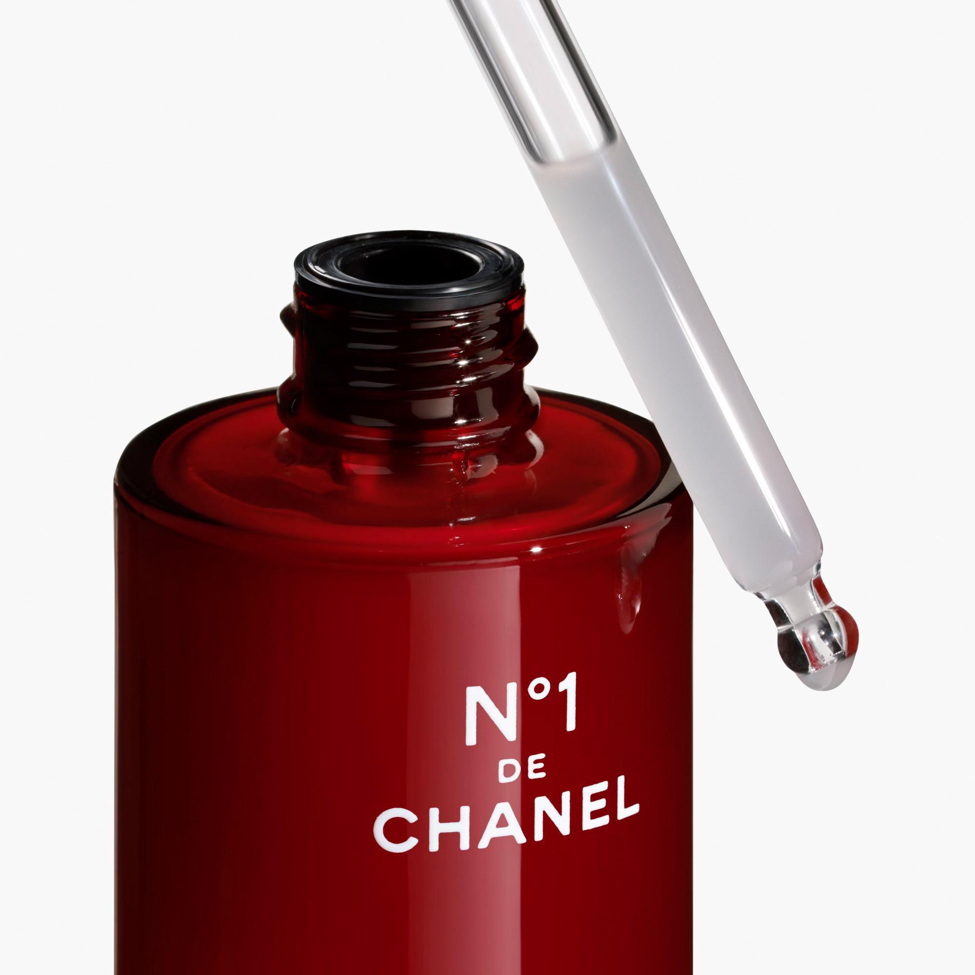 CHANEL N°1 DE CHANEL REVITALISIERENDES SERUM glättet und schenkt leuchtkraft – für jünger aussehende haut
