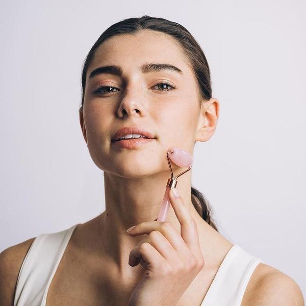 B2X Face Roller und Gua Sha Stone – natürlicher Rosenquarz