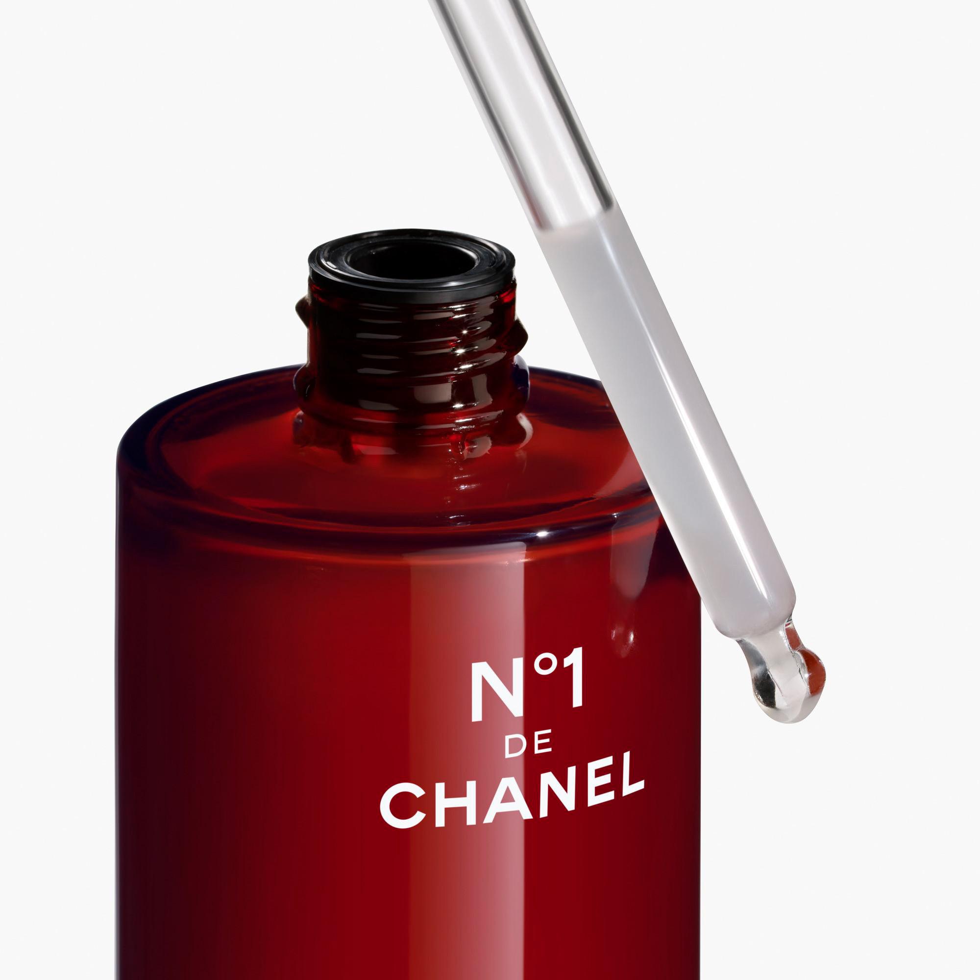 CHANEL N°1 DE CHANEL REVITALISIERENDES SERUM glättet und schenkt leuchtkraft – für jünger aussehende haut