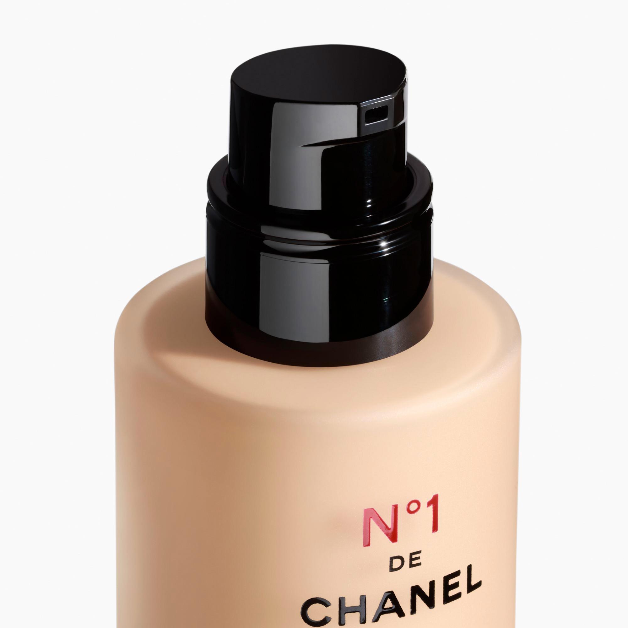 CHANEL N°1 DE CHANEL REVITALISIERENDE FOUNDATION verleiht leuchtkraft - spendet feuchtigkeit - schützt