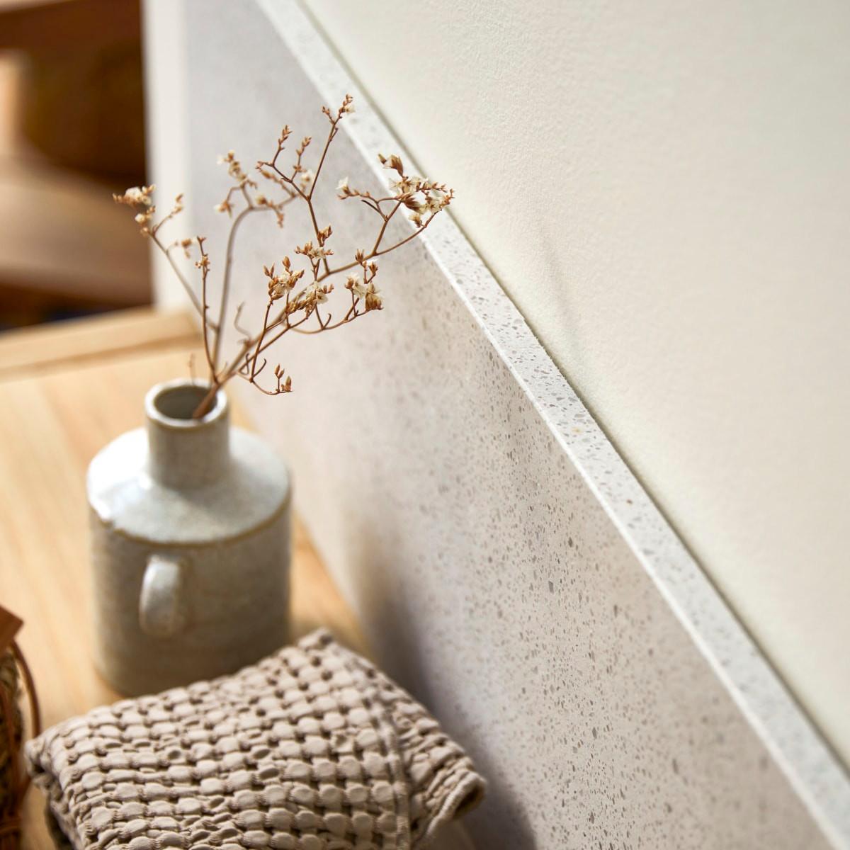 Tikamoon Fliesenspiegel aus Premium-Terrazzo White 120 cm Ava
