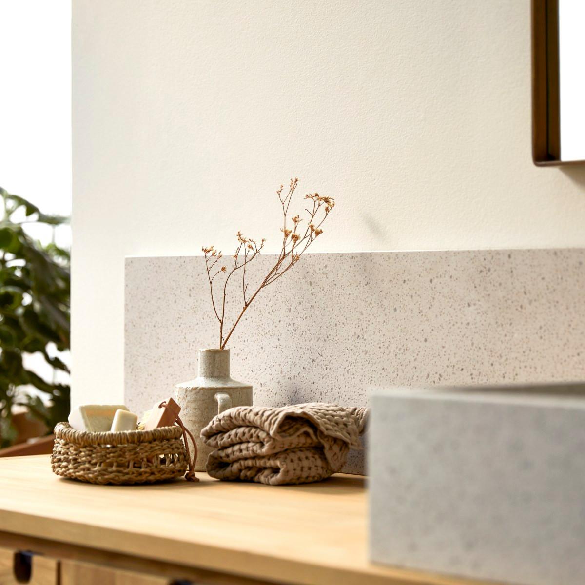 Tikamoon Fliesenspiegel aus Premium-Terrazzo White 120 cm Ava