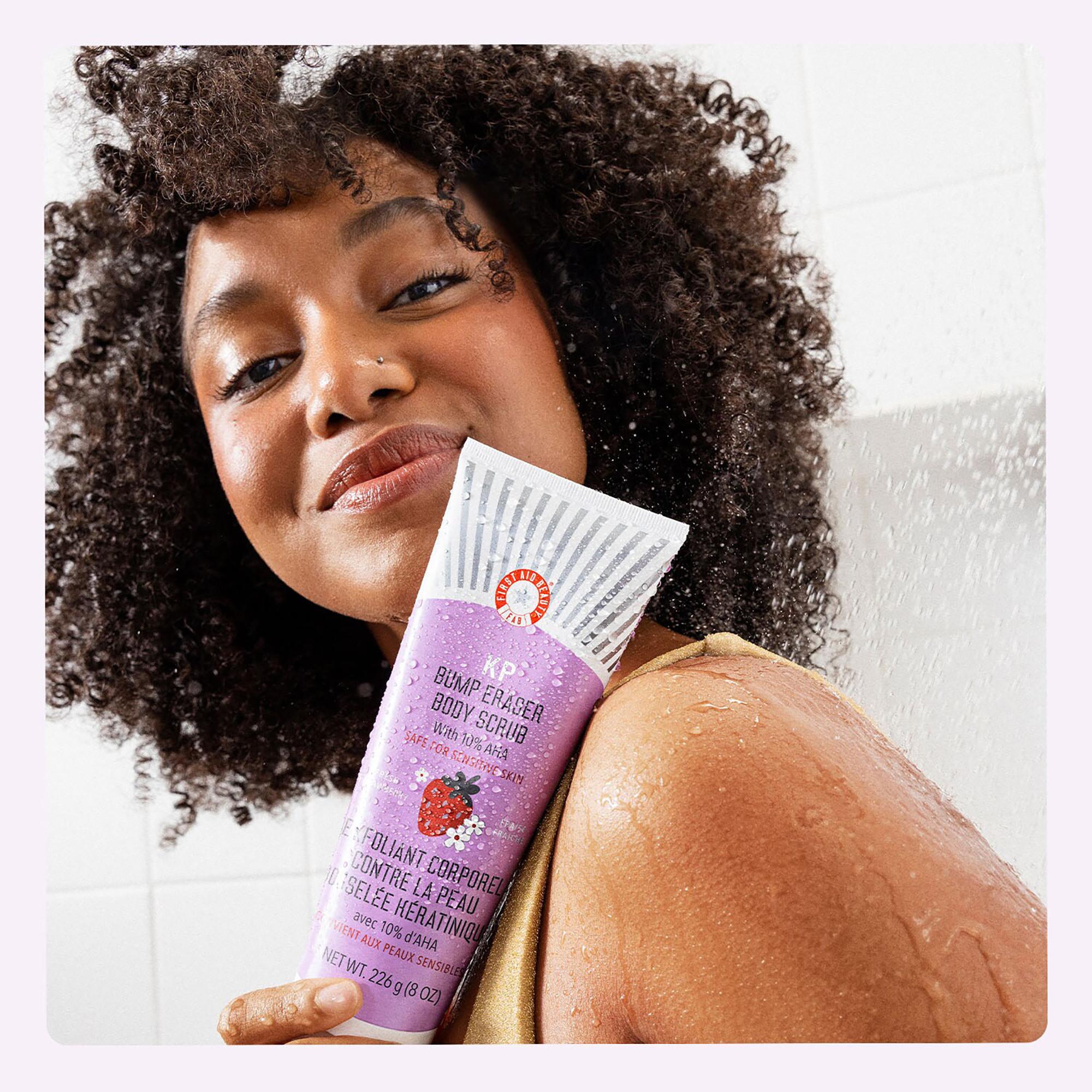 FIRST AID BEAUTY KP Body Scrub Strawberry - AHA-Körperpeeling mit Erdbeere für sofortige Zartheit