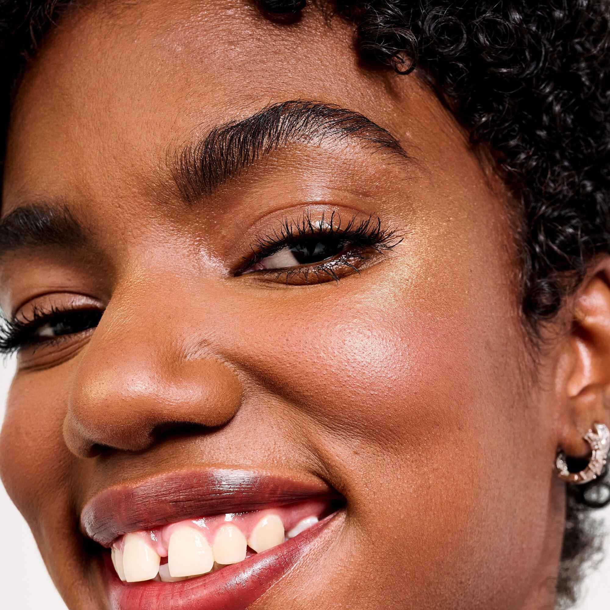 benefit Glow-la-la - Samtig schimmernder Highlighter