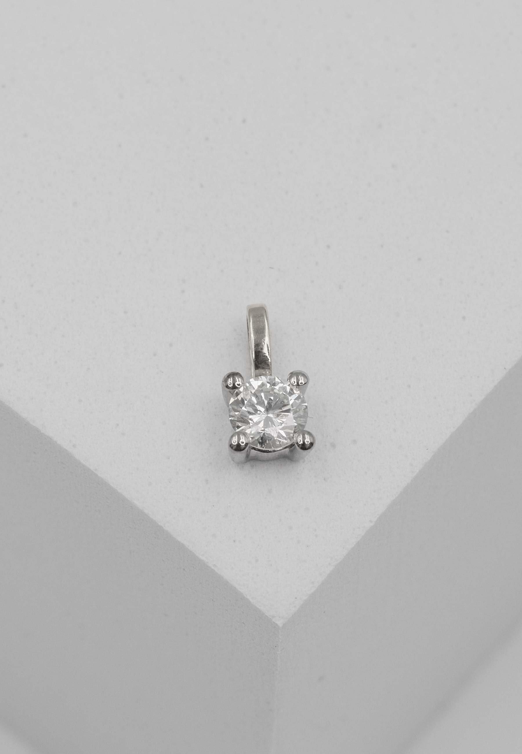 MUAU Schmuck Solitär Anhänger 4-Griff-Fassung Weissgold 750 Diamant 0.25ct. 9x5mm