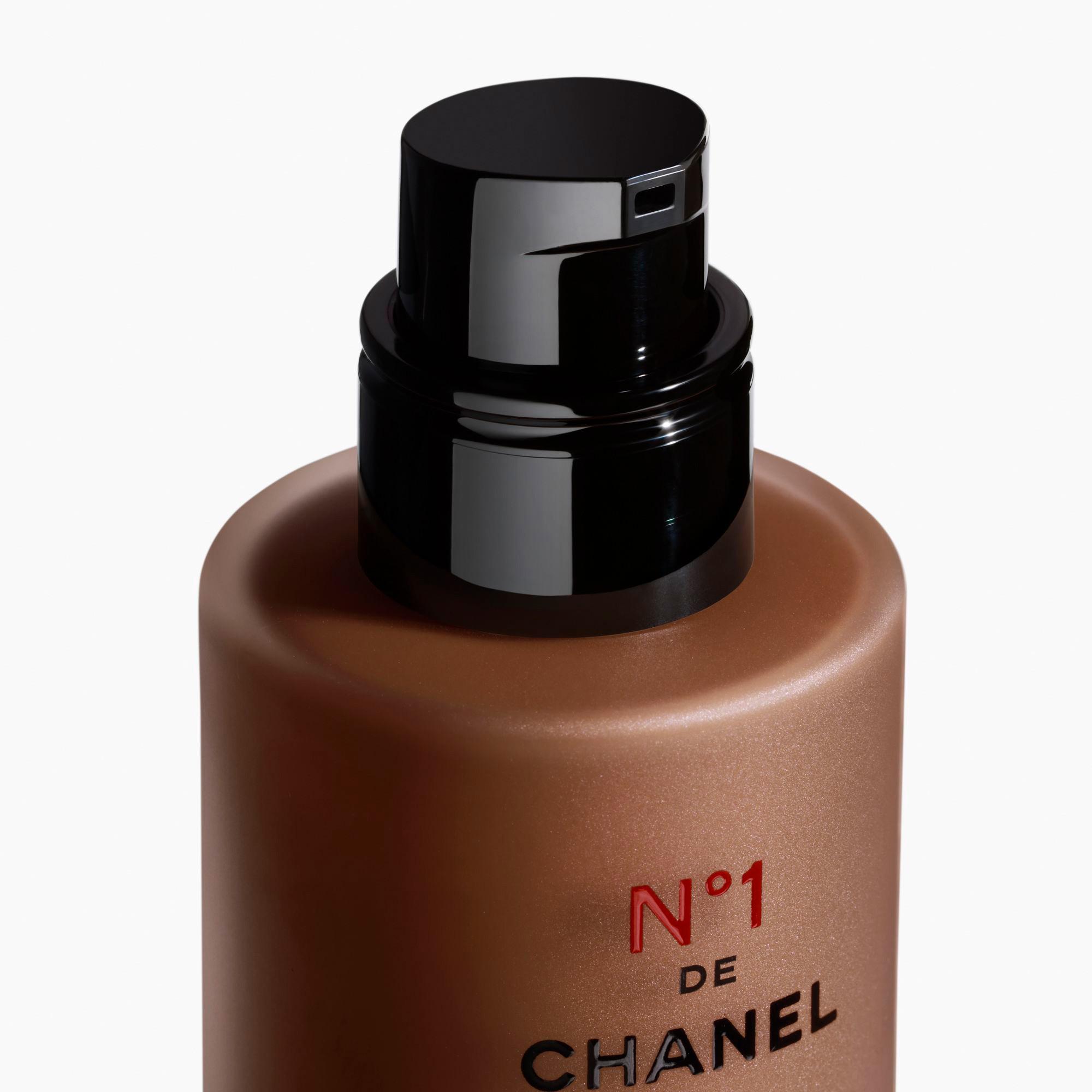 CHANEL N°1 DE CHANEL REVITALISIERENDE FOUNDATION verleiht leuchtkraft - spendet feuchtigkeit - schützt
